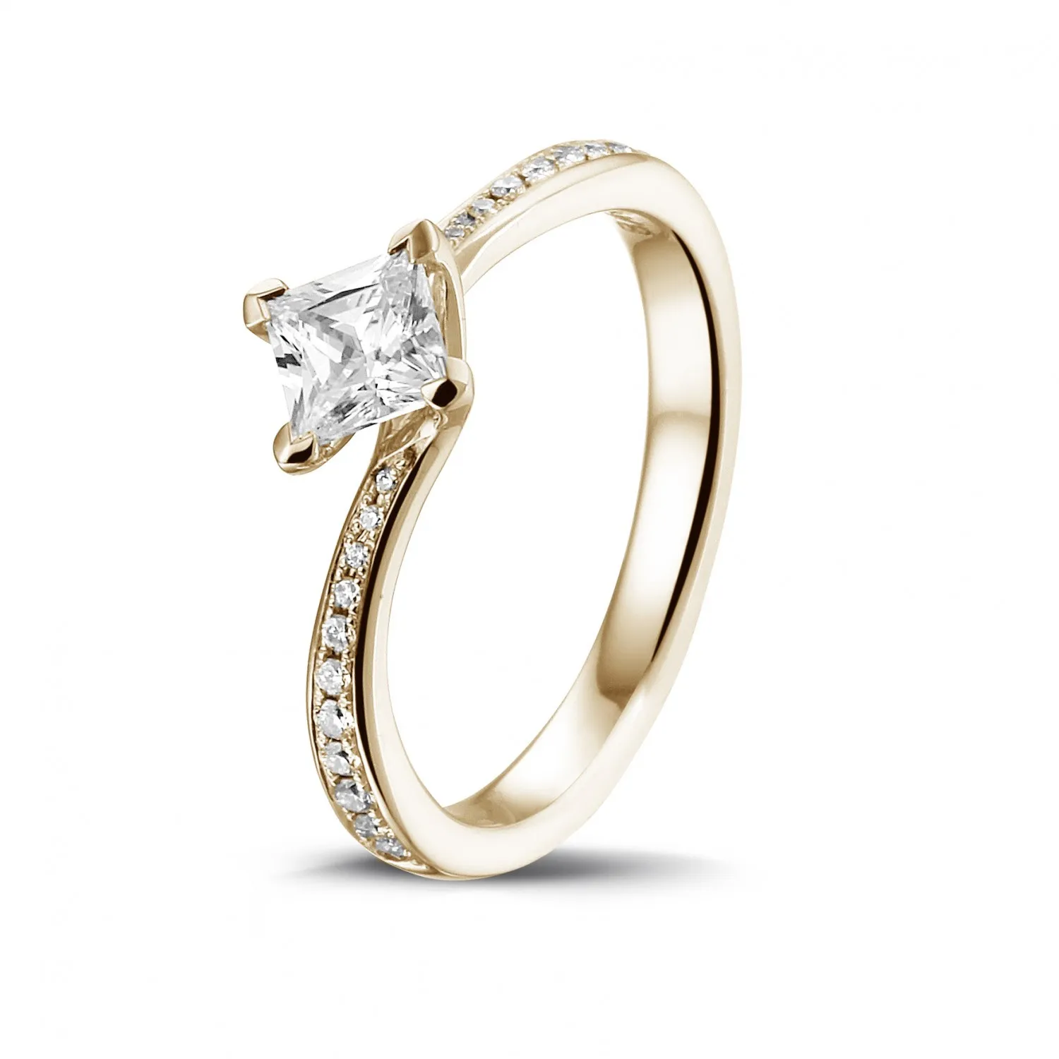 0.50 quilates anillo solitario en oro rojo con diamante talla princesa y diamantes laterales 