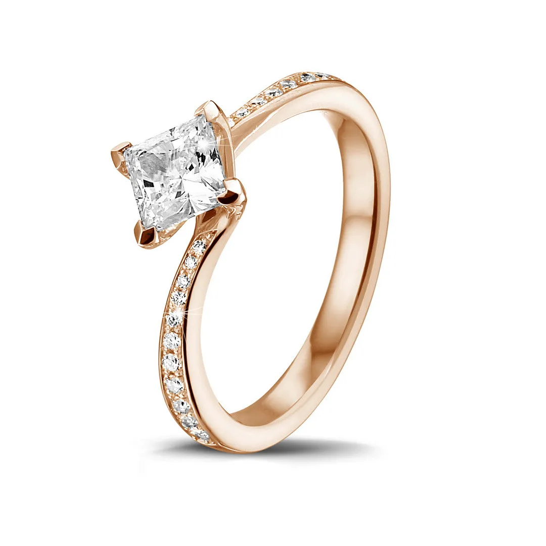 0.70 quilates anillo solitario en oro rojo con diamante talla princesa y diamantes laterales 