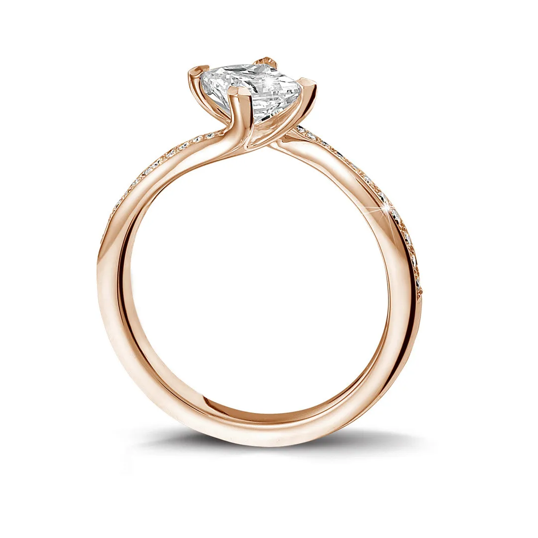 0.70 quilates anillo solitario en oro rojo con diamante talla princesa y diamantes laterales 