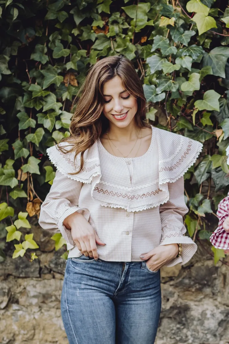 Blusa cuadro vichy beige con volante