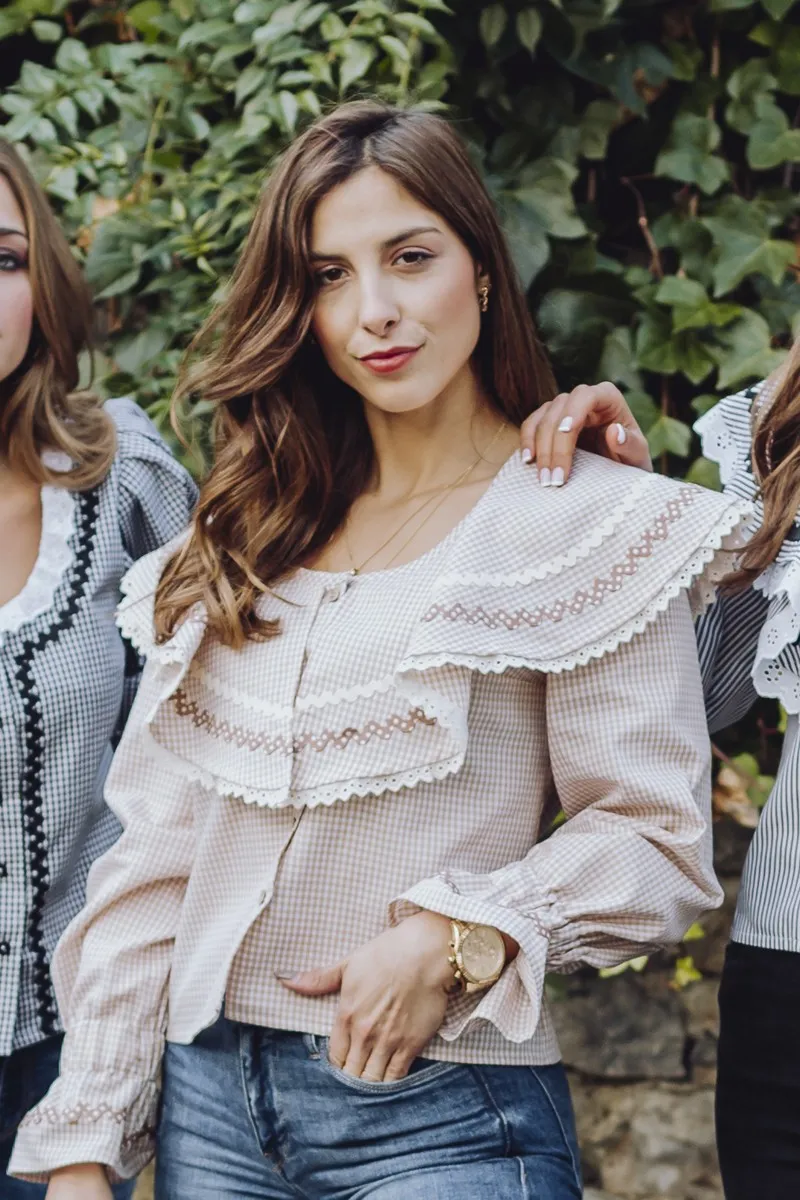 Blusa cuadro vichy beige con volante