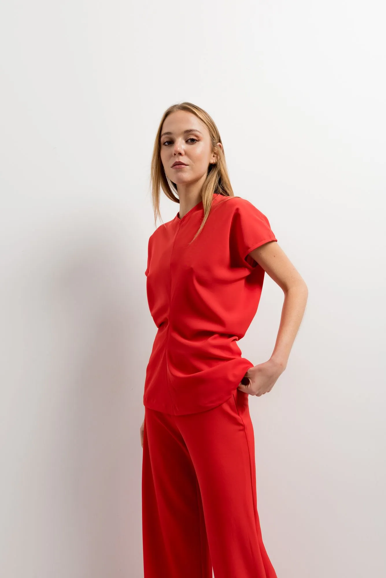 Blusa frunce color roja para mujer con manga corta