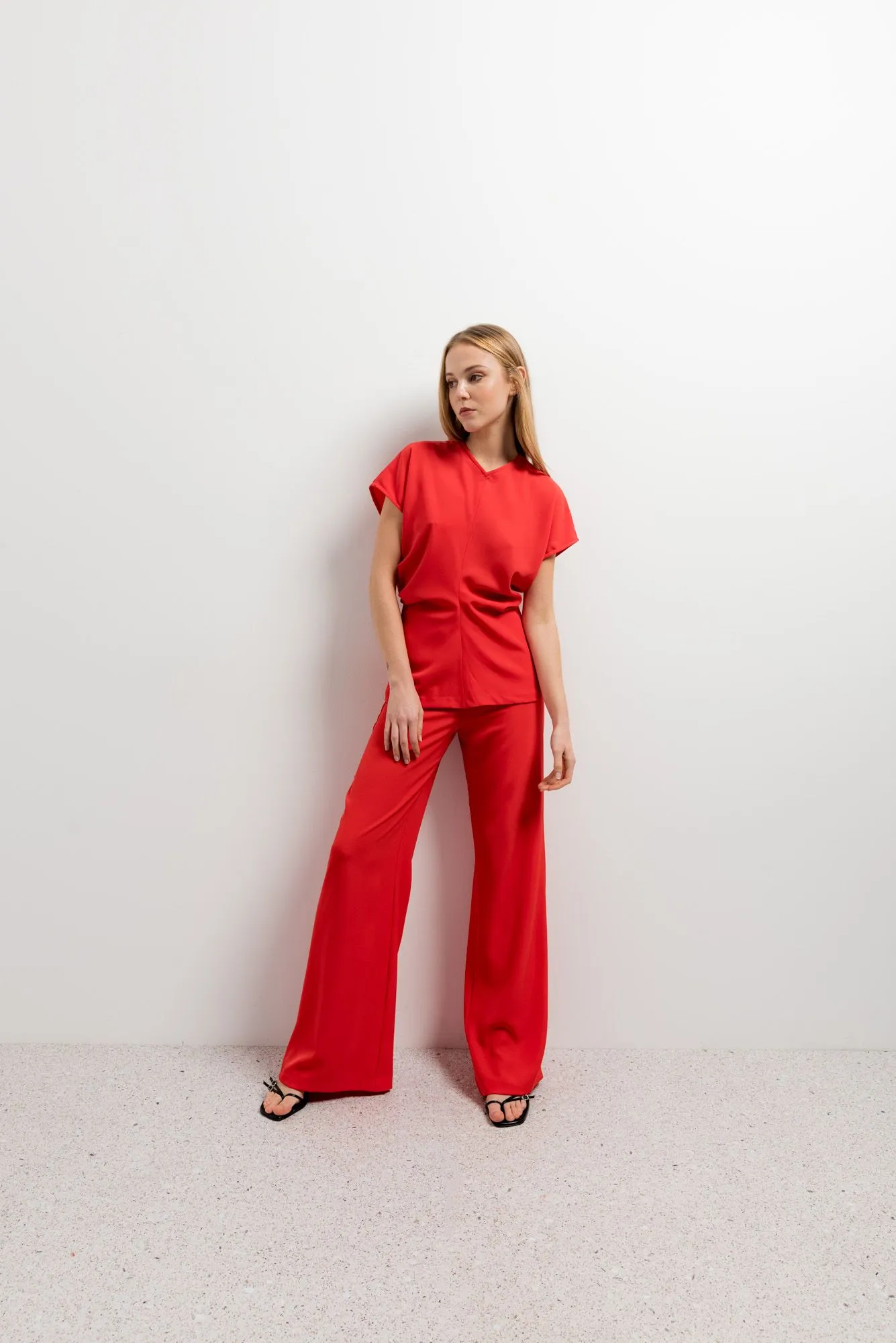 Blusa frunce color roja para mujer con manga corta