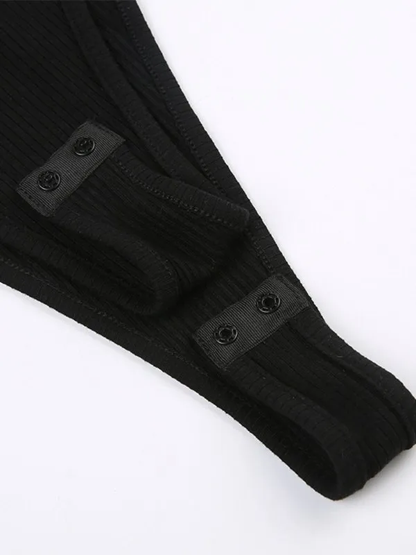 Body con hebilla de metal y letras recortadas