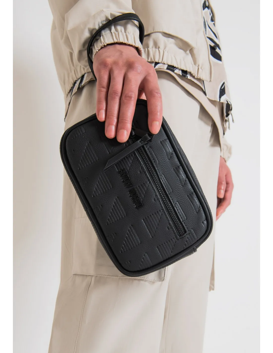 Bolso pouch en piel sintética con efecto grabado de Antony Morato