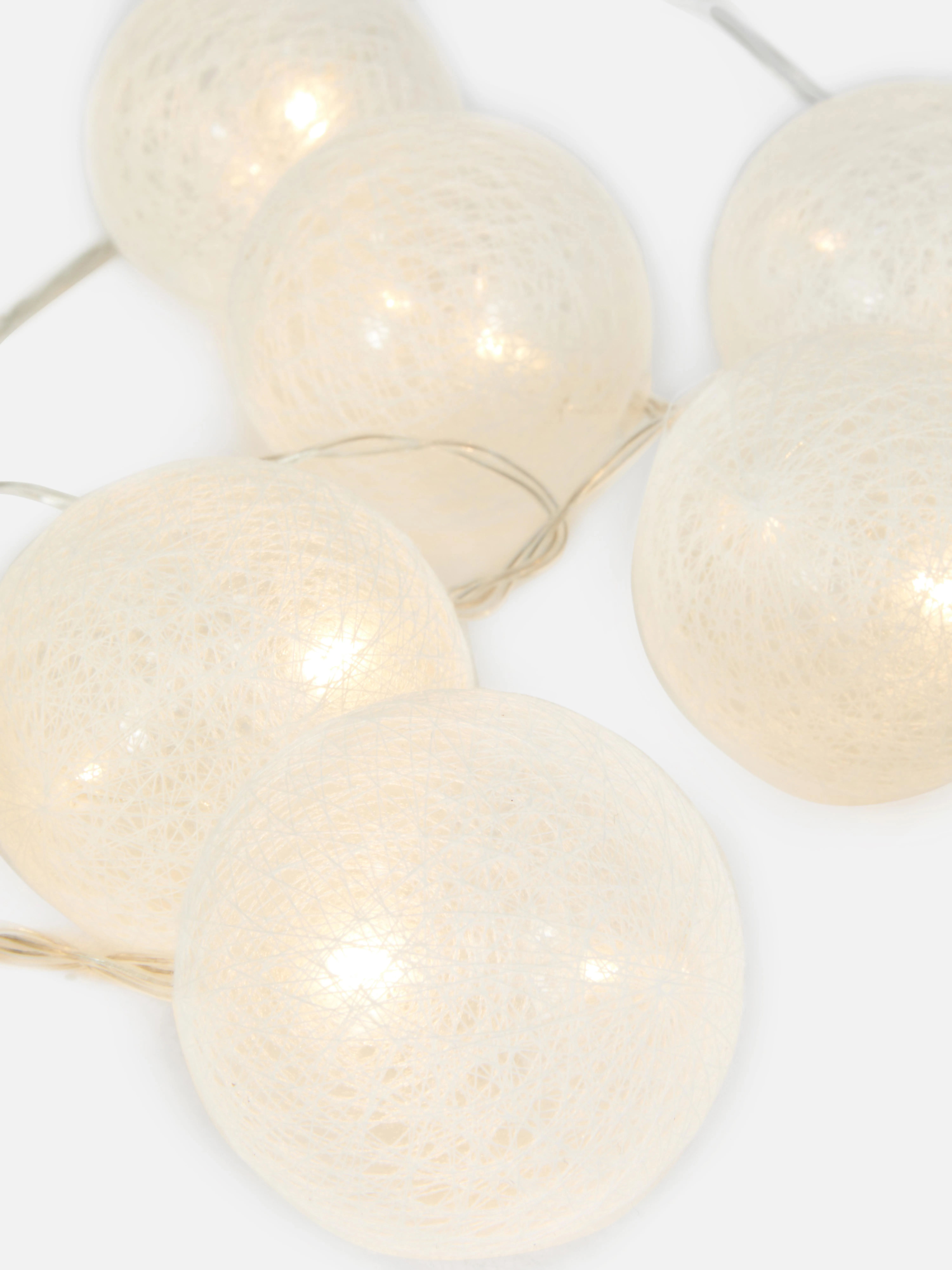 Cadena de luces LED compuesta por bolas