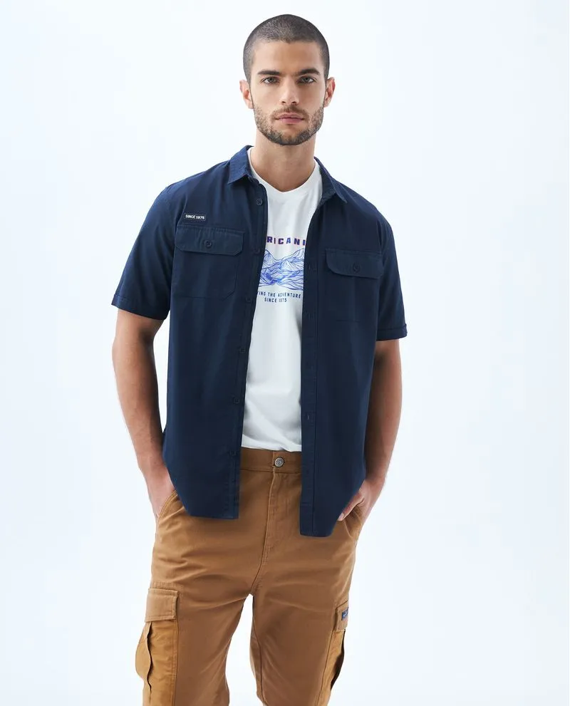 Camisa con bolsillos de tapa para hombre