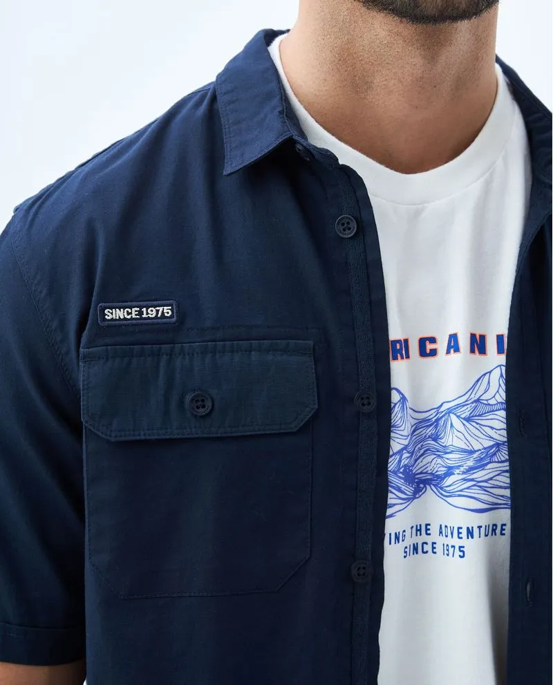 Camisa con bolsillos de tapa para hombre