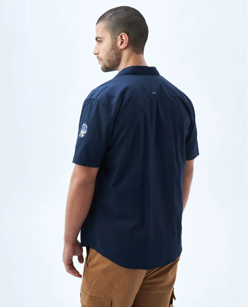 Camisa con bolsillos de tapa para hombre