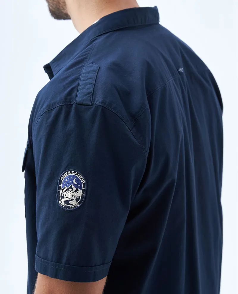 Camisa con bolsillos de tapa para hombre