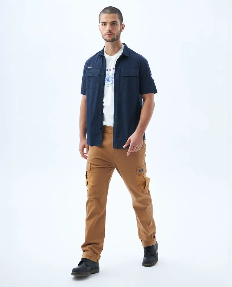 Camisa con bolsillos de tapa para hombre