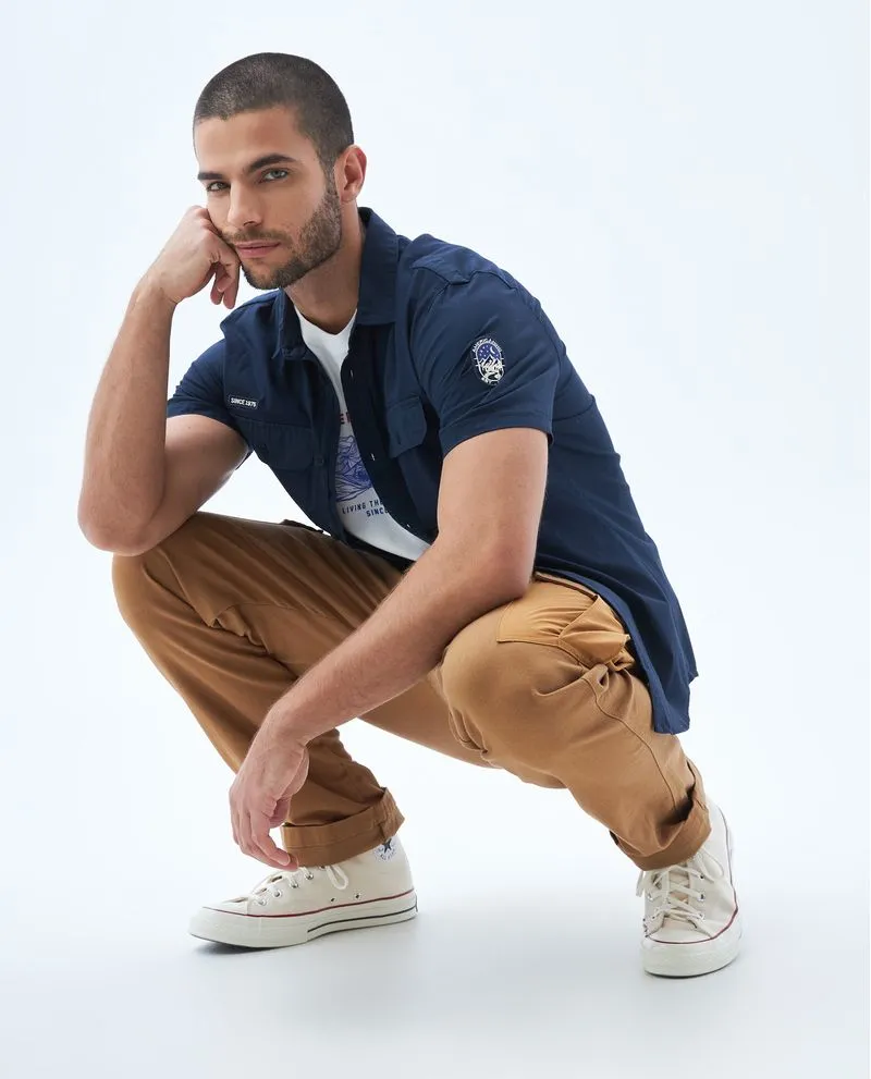 Camisa con bolsillos de tapa para hombre