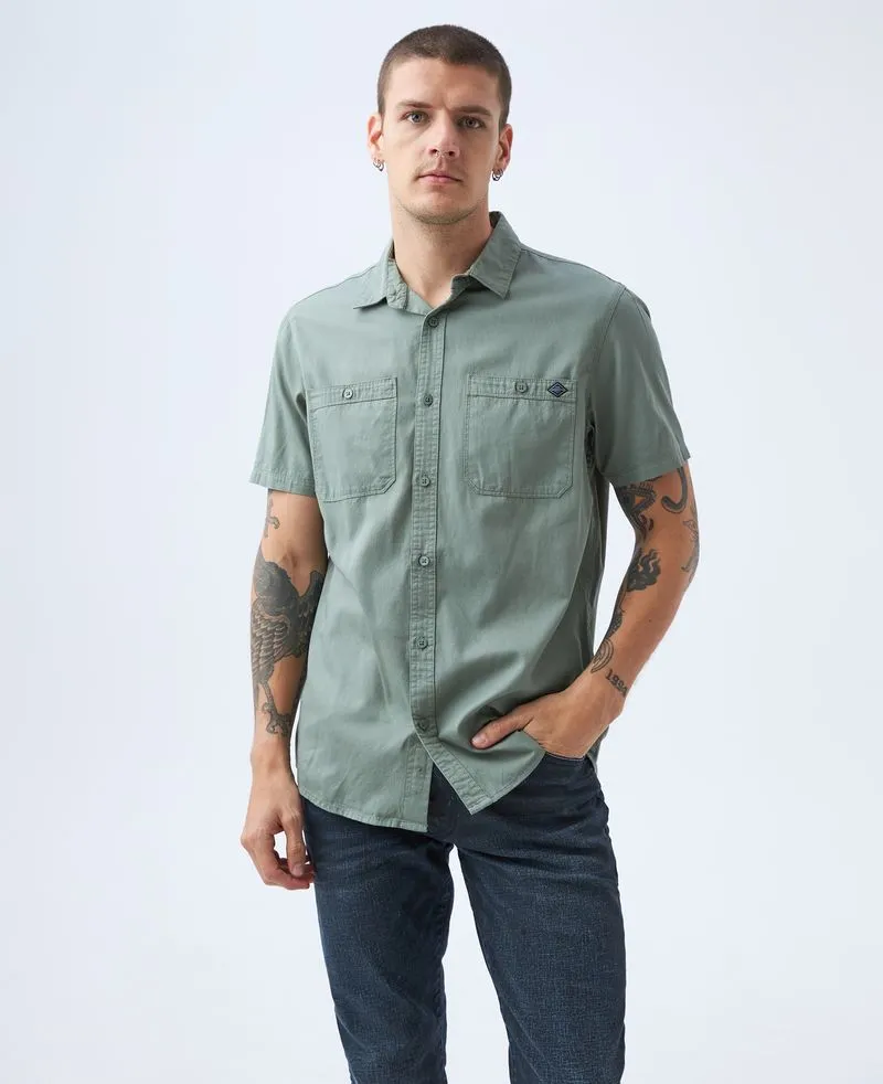 Camisa con bolsillos para hombre