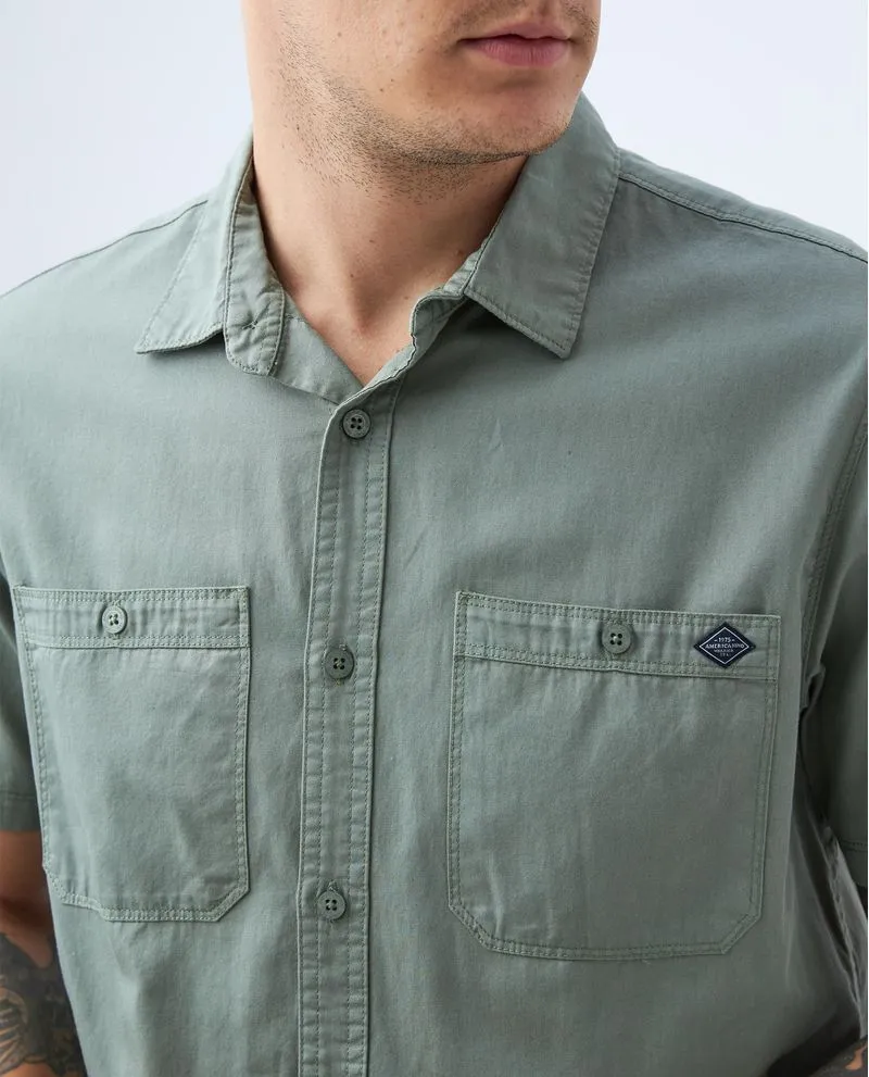 Camisa con bolsillos para hombre
