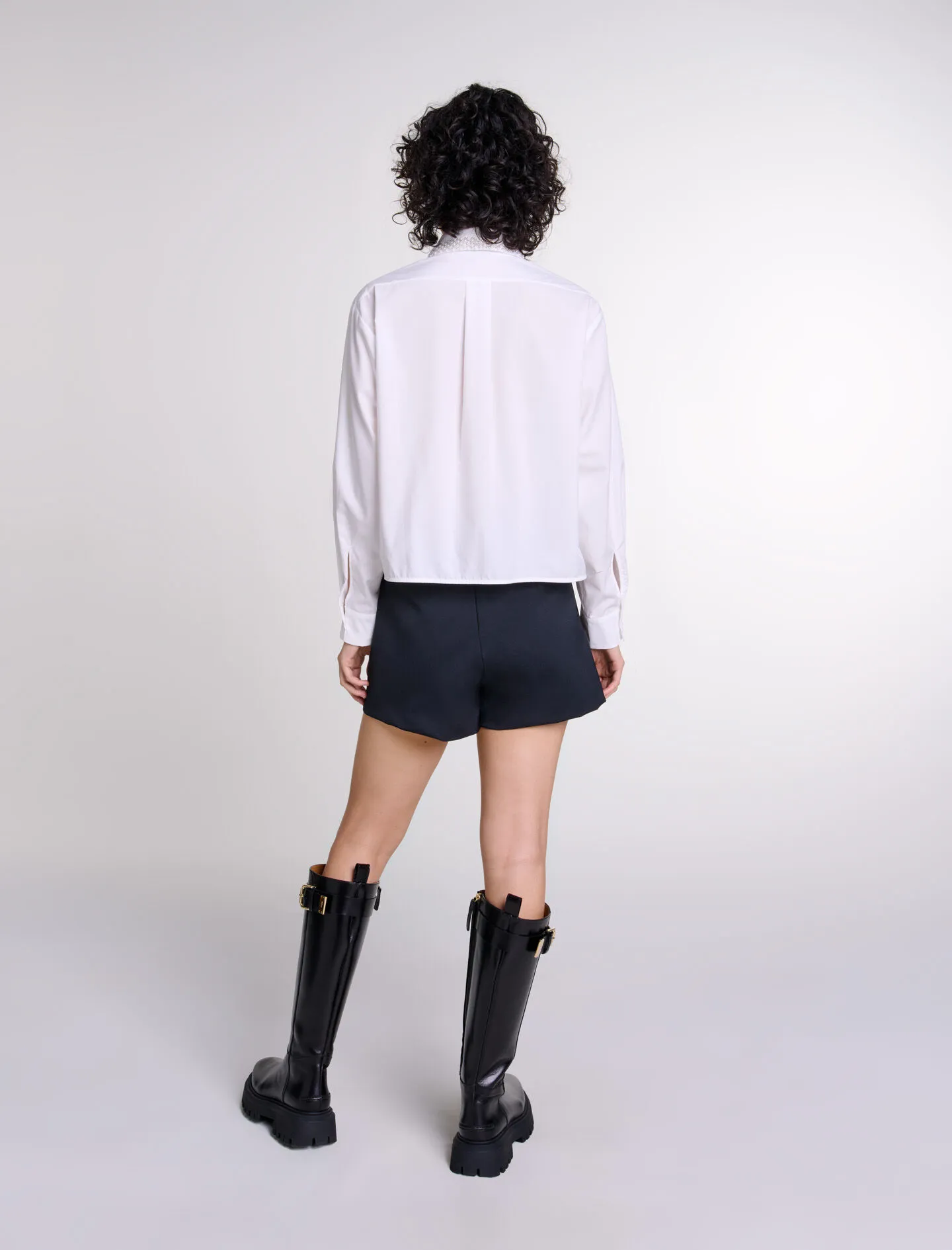 Camisa corta con perlas