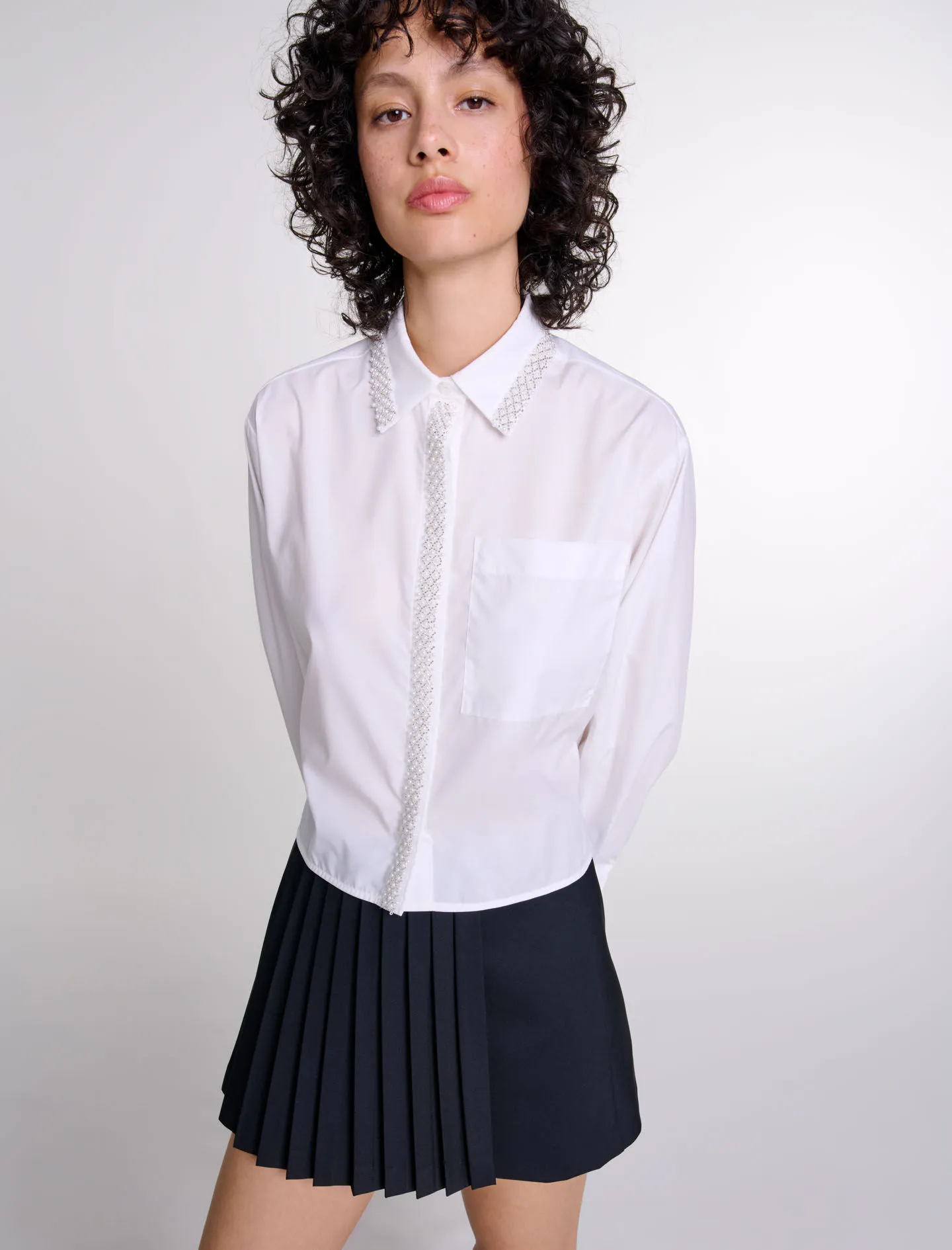 Camisa corta con perlas