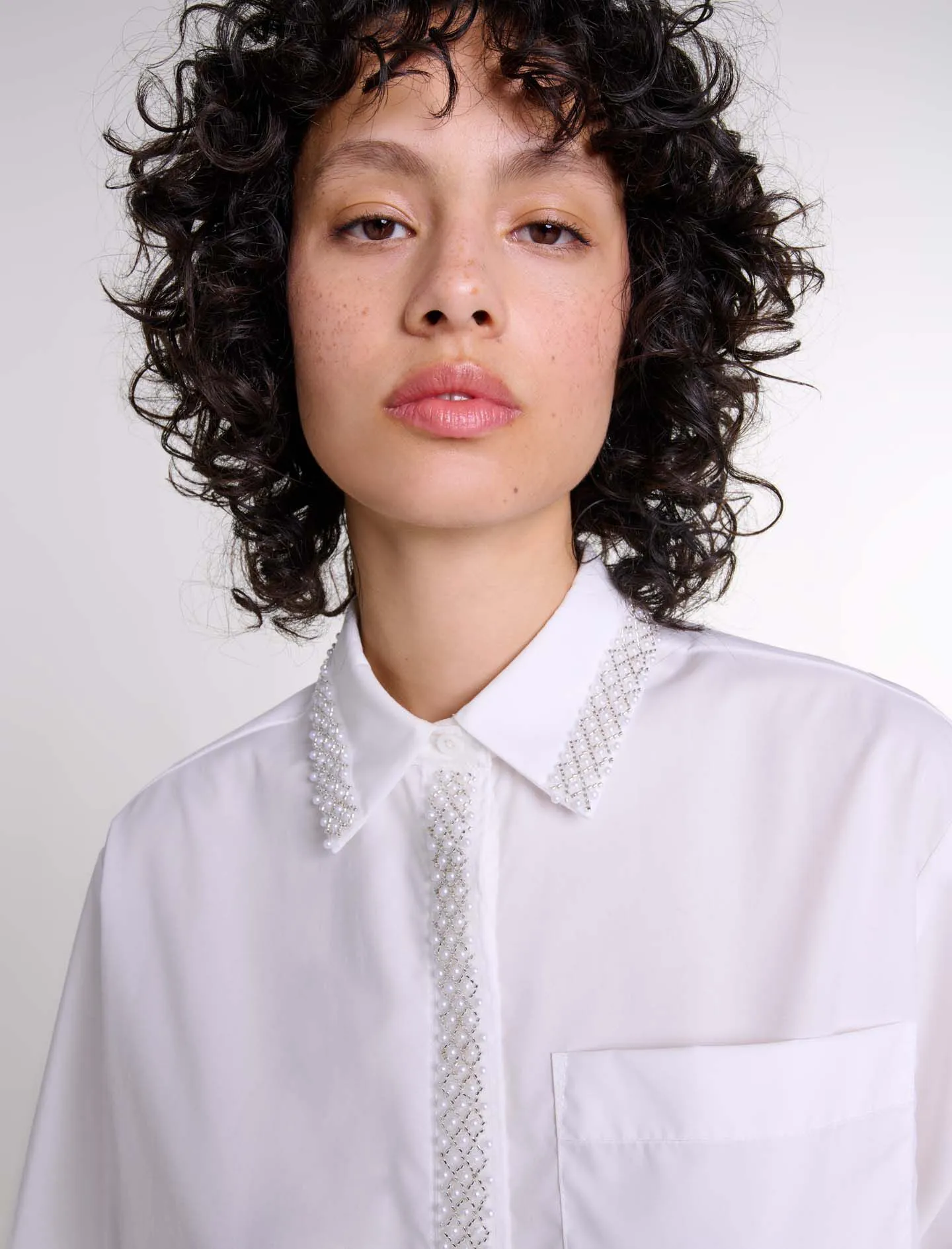 Camisa corta con perlas