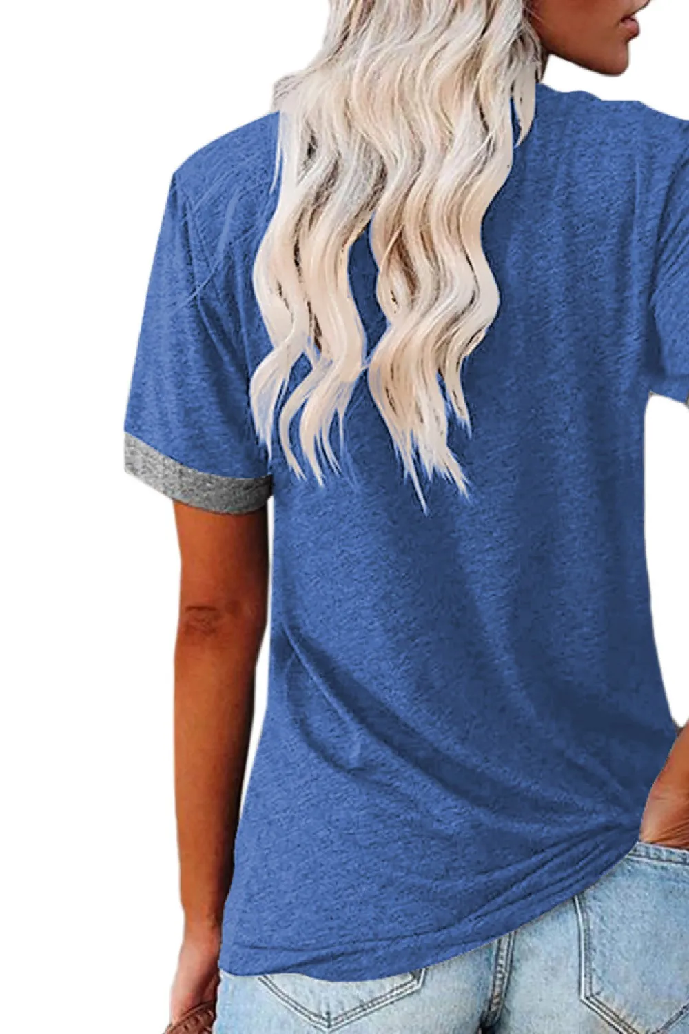 Camiseta azul con borde gris