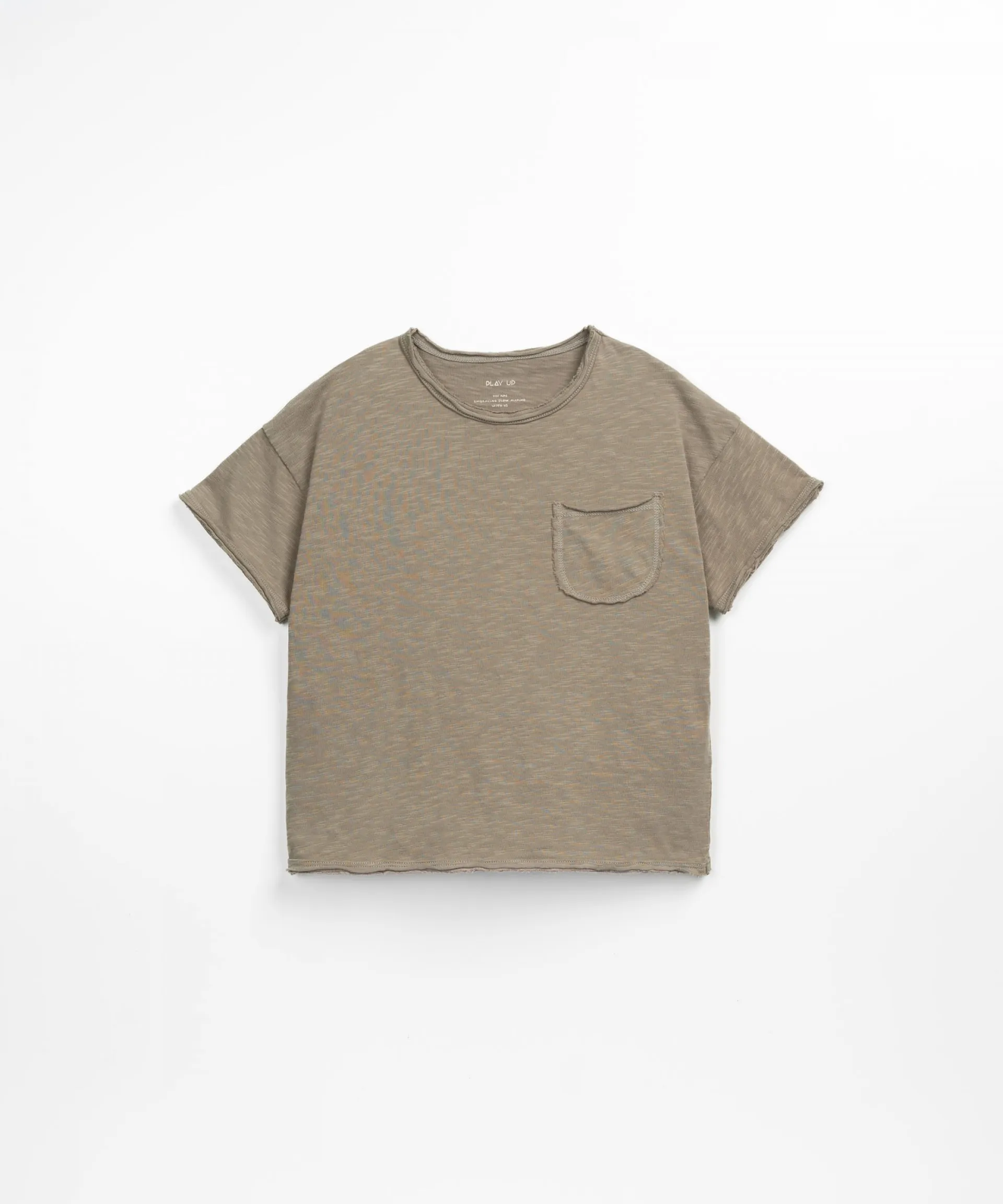 Camiseta con adornos de corte vivo | Textile Art