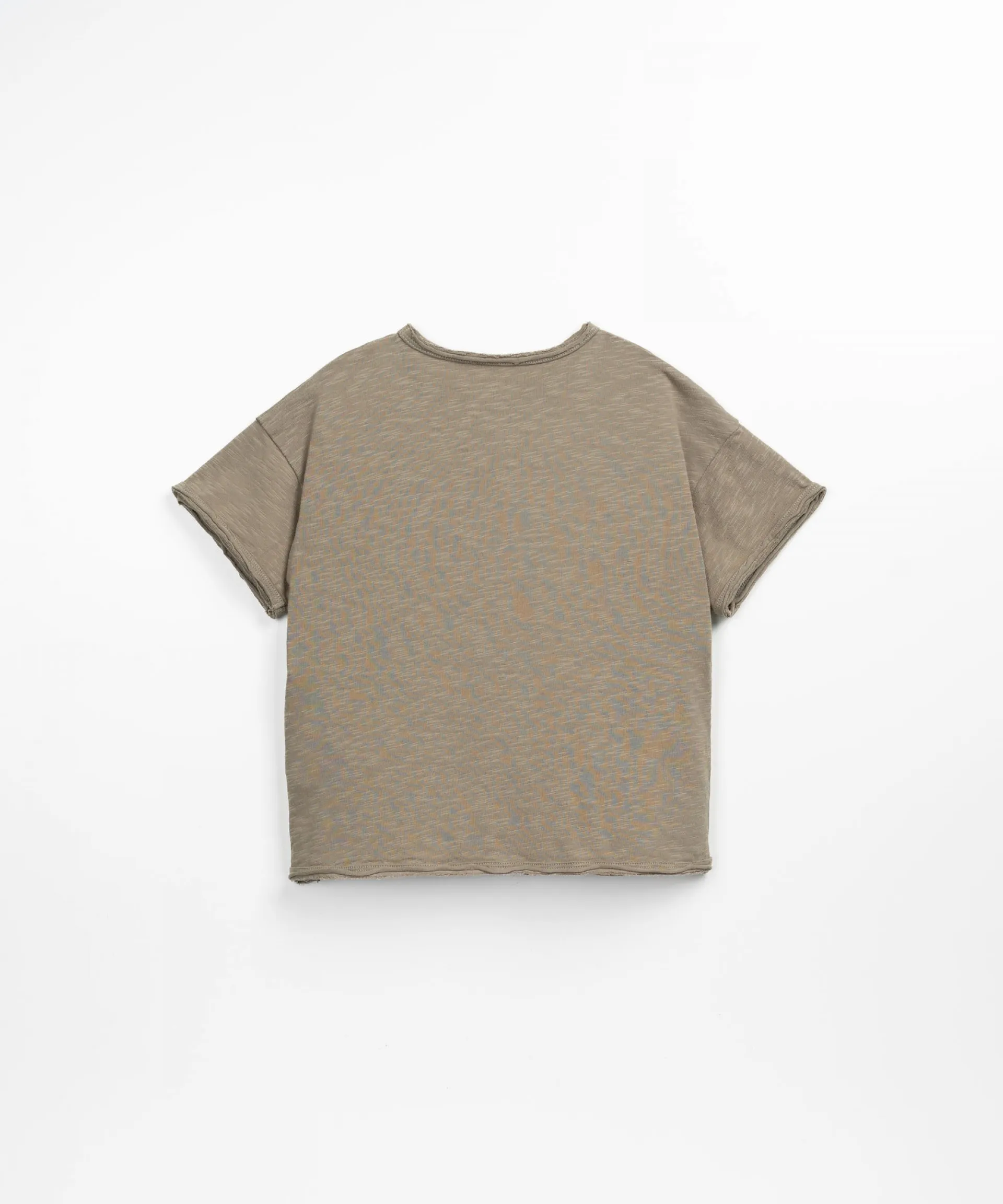 Camiseta con adornos de corte vivo | Textile Art