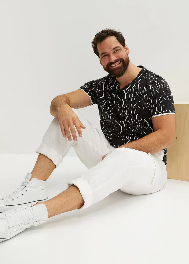 Camiseta con cuello henley, corte ajustado y manga corta Negro estampado