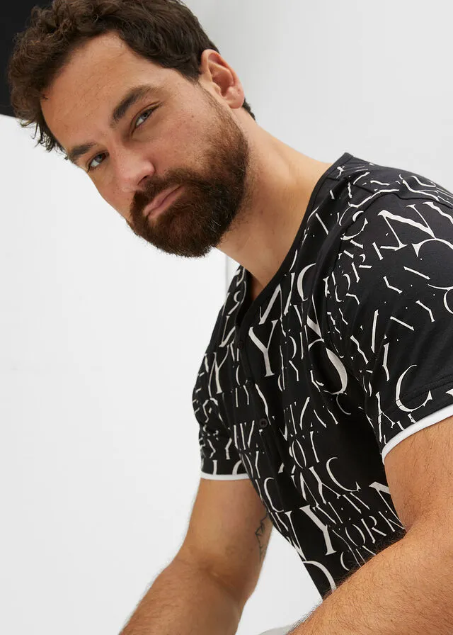 Camiseta con cuello henley, corte ajustado y manga corta Negro estampado