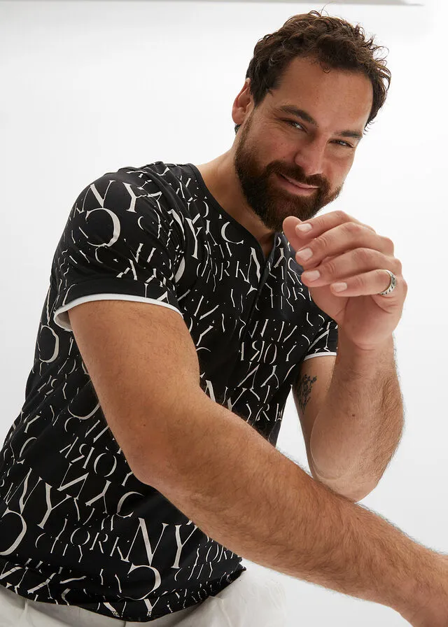 Camiseta con cuello henley, corte ajustado y manga corta Negro estampado