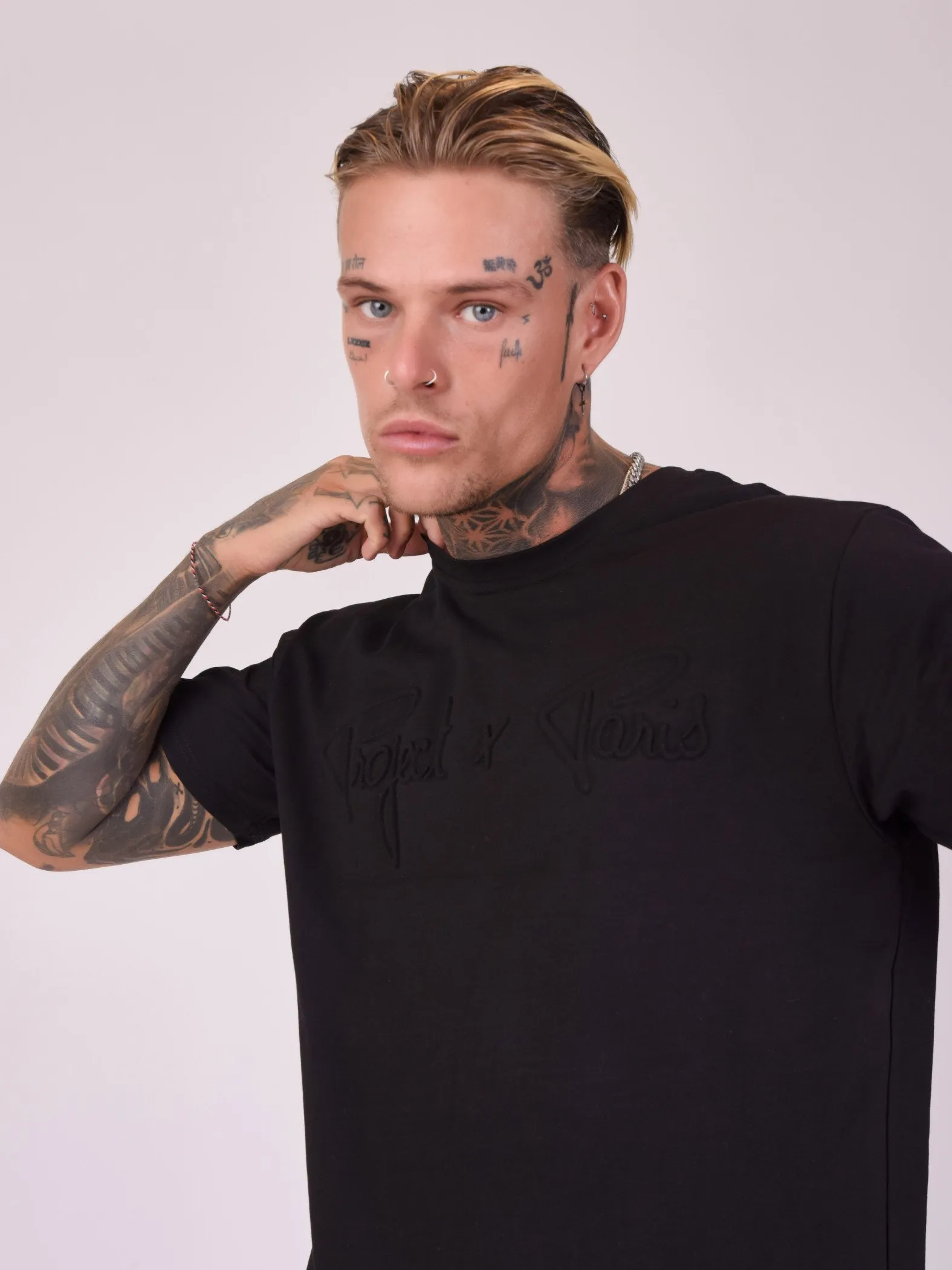 Camiseta con logotipo en relieve