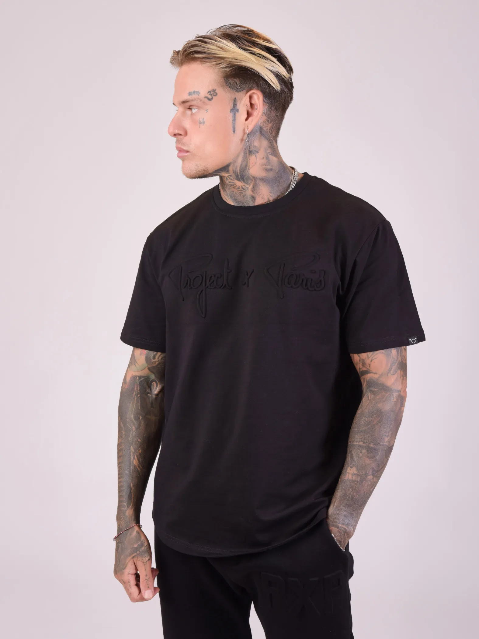 Camiseta con logotipo en relieve