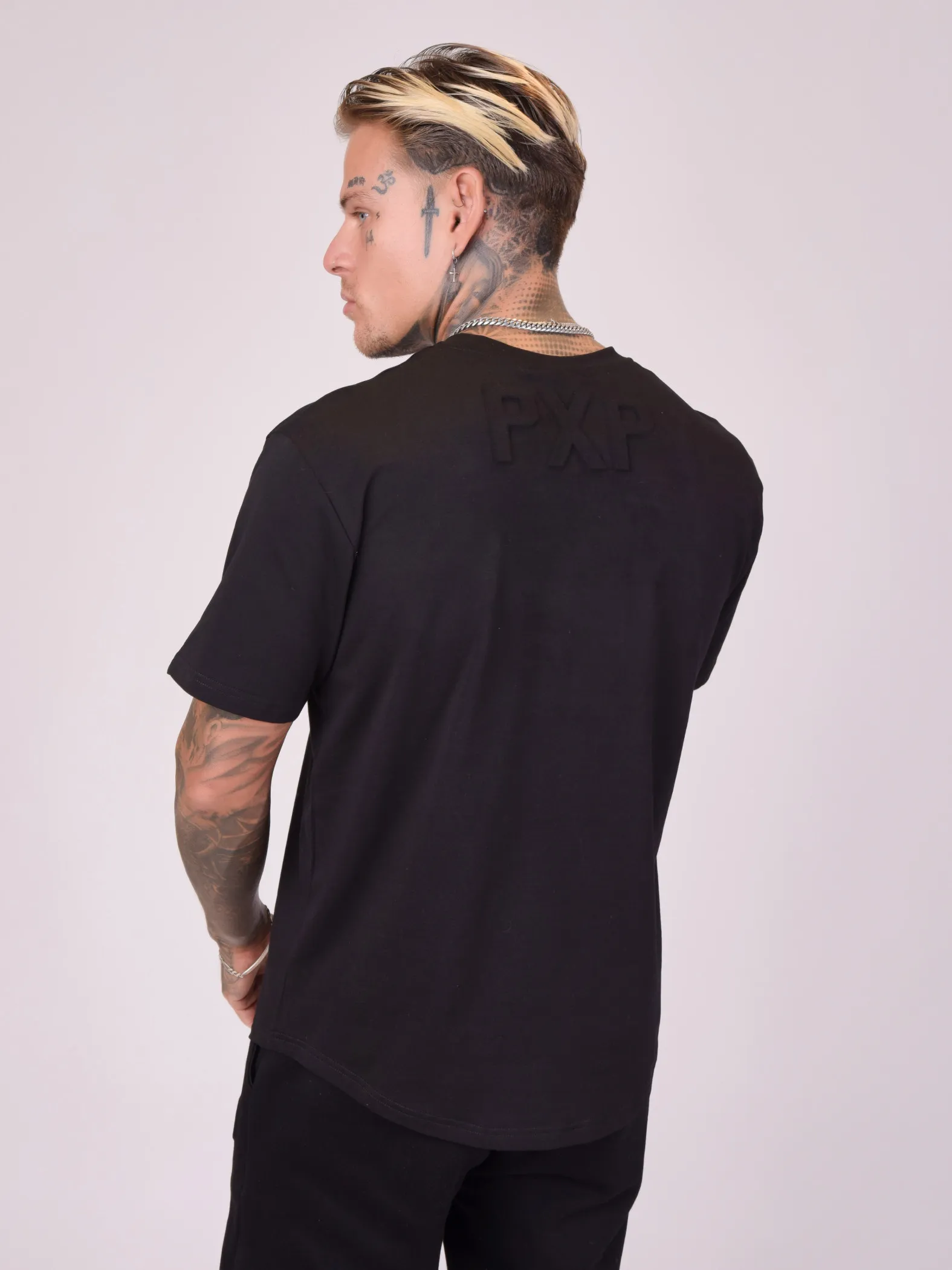 Camiseta con logotipo en relieve