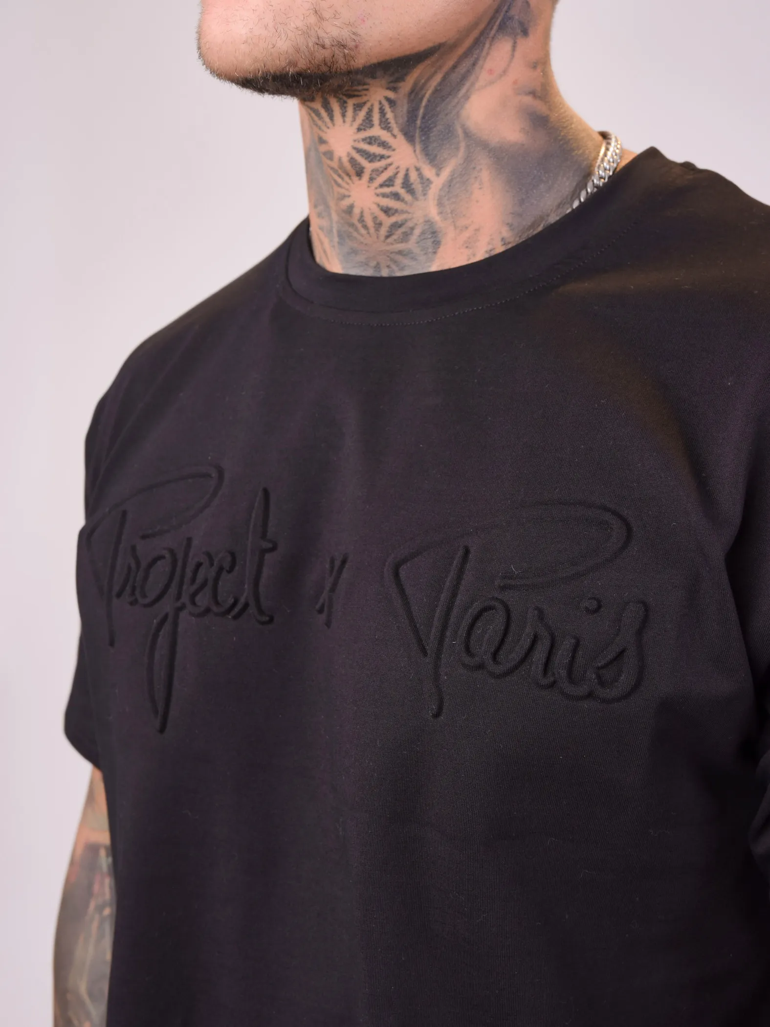 Camiseta con logotipo en relieve