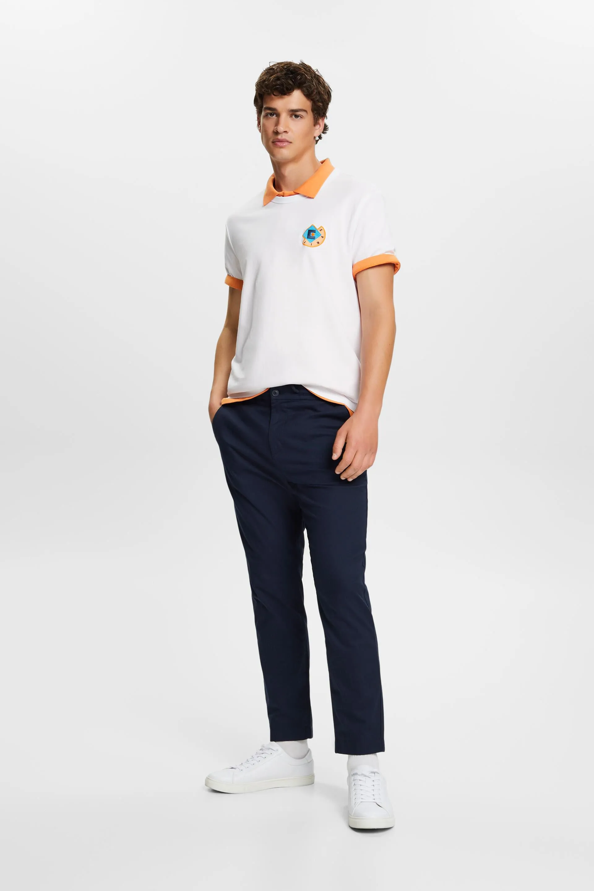 Camiseta con logotipo geométrico
