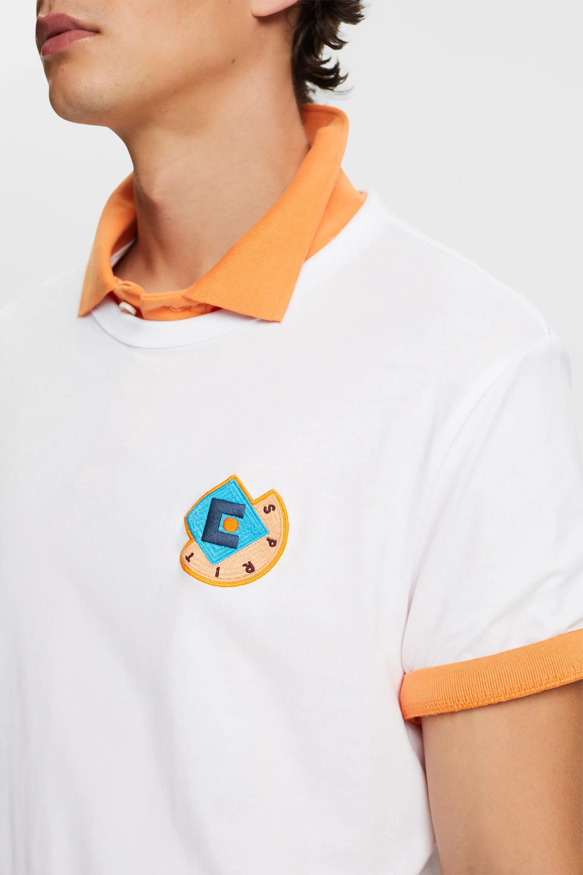Camiseta con logotipo geométrico