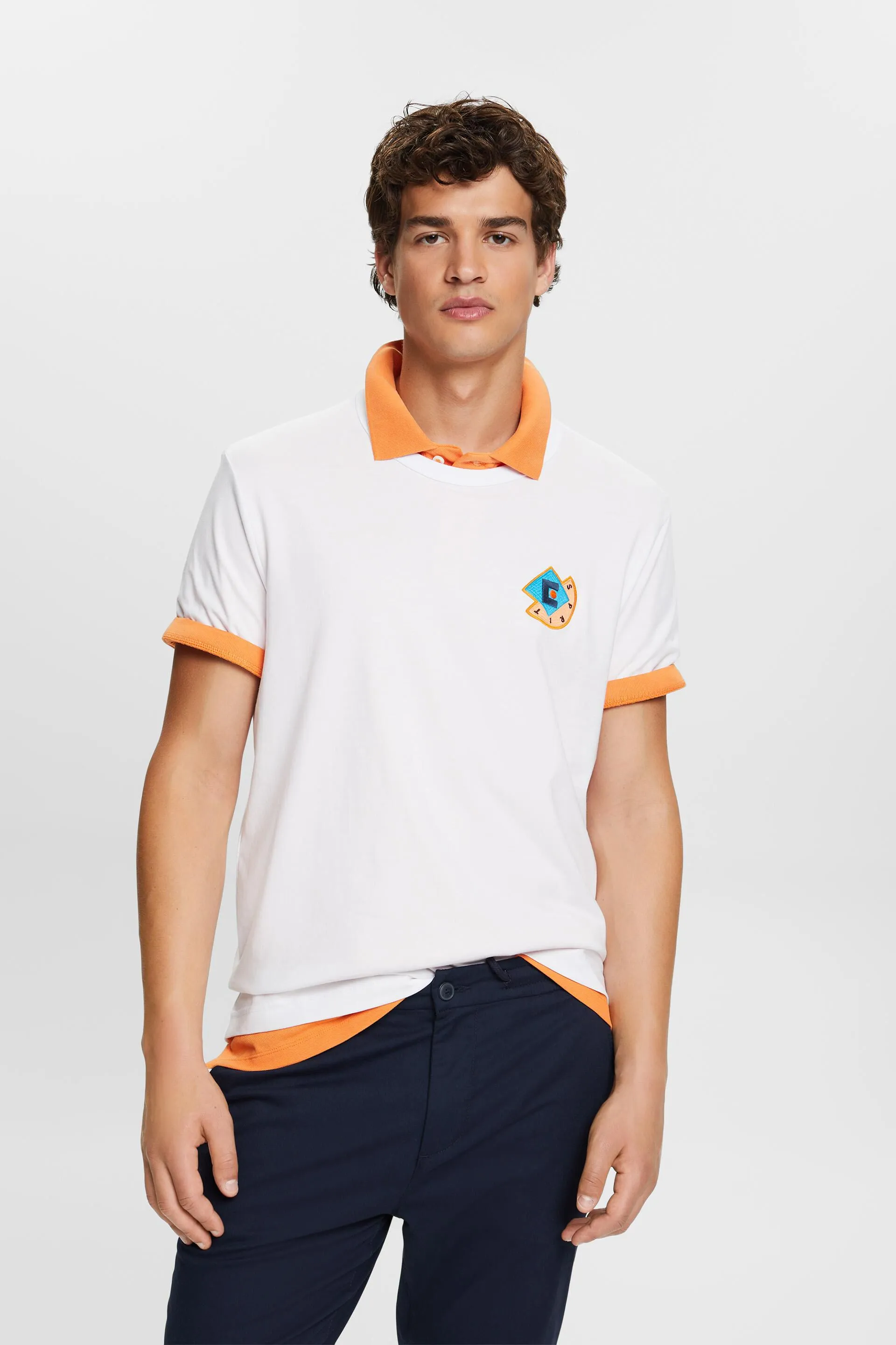 Camiseta con logotipo geométrico