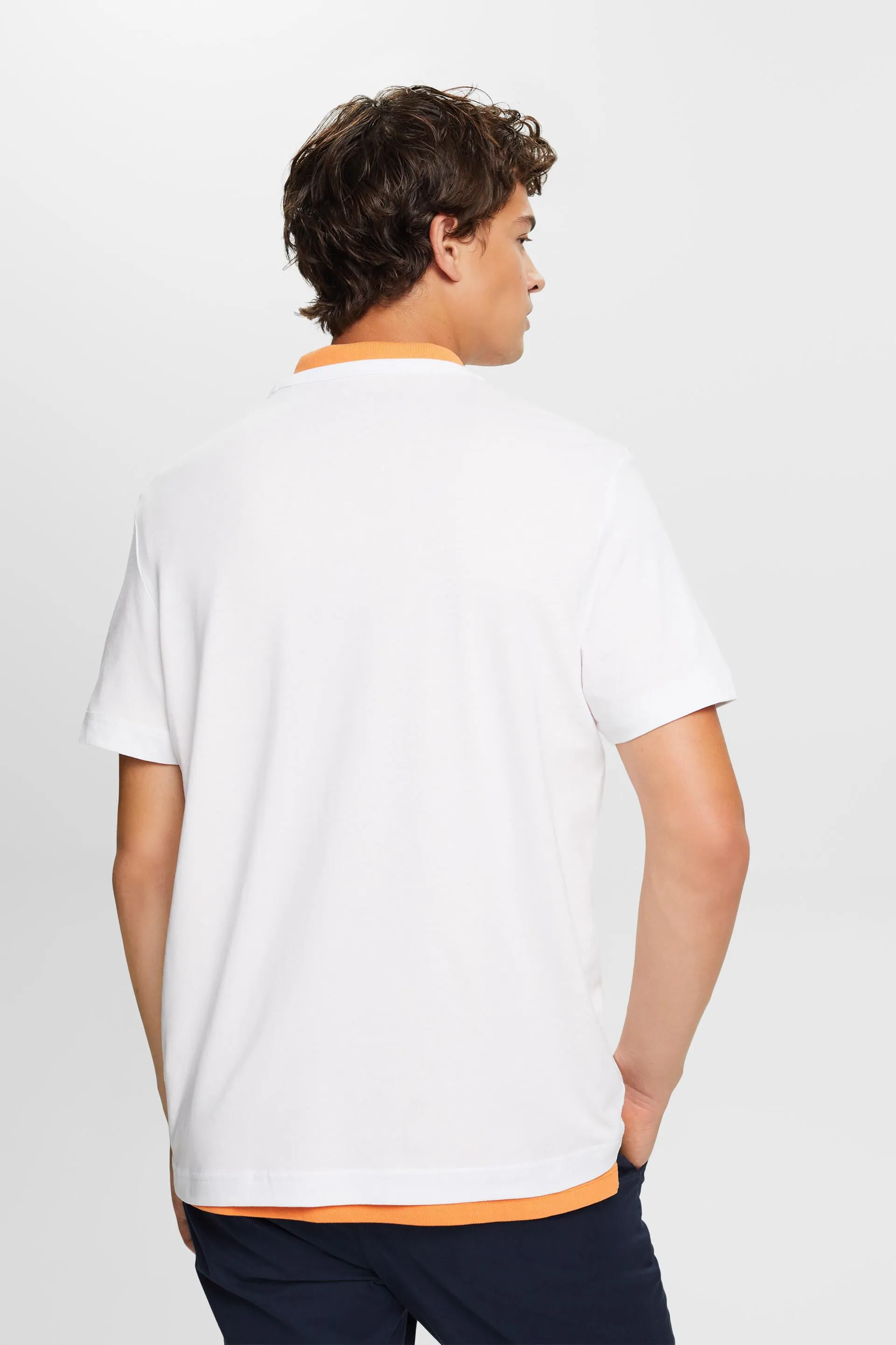 Camiseta con logotipo geométrico