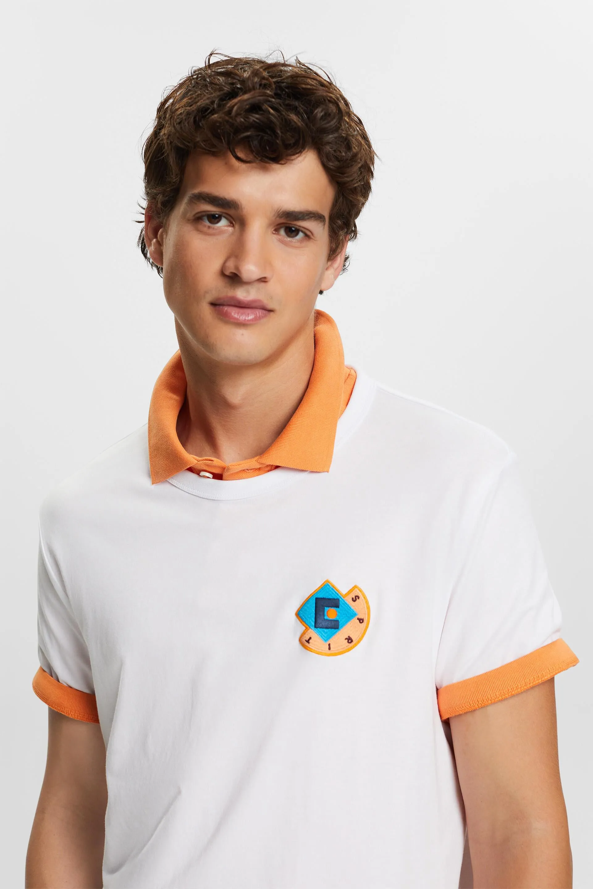 Camiseta con logotipo geométrico