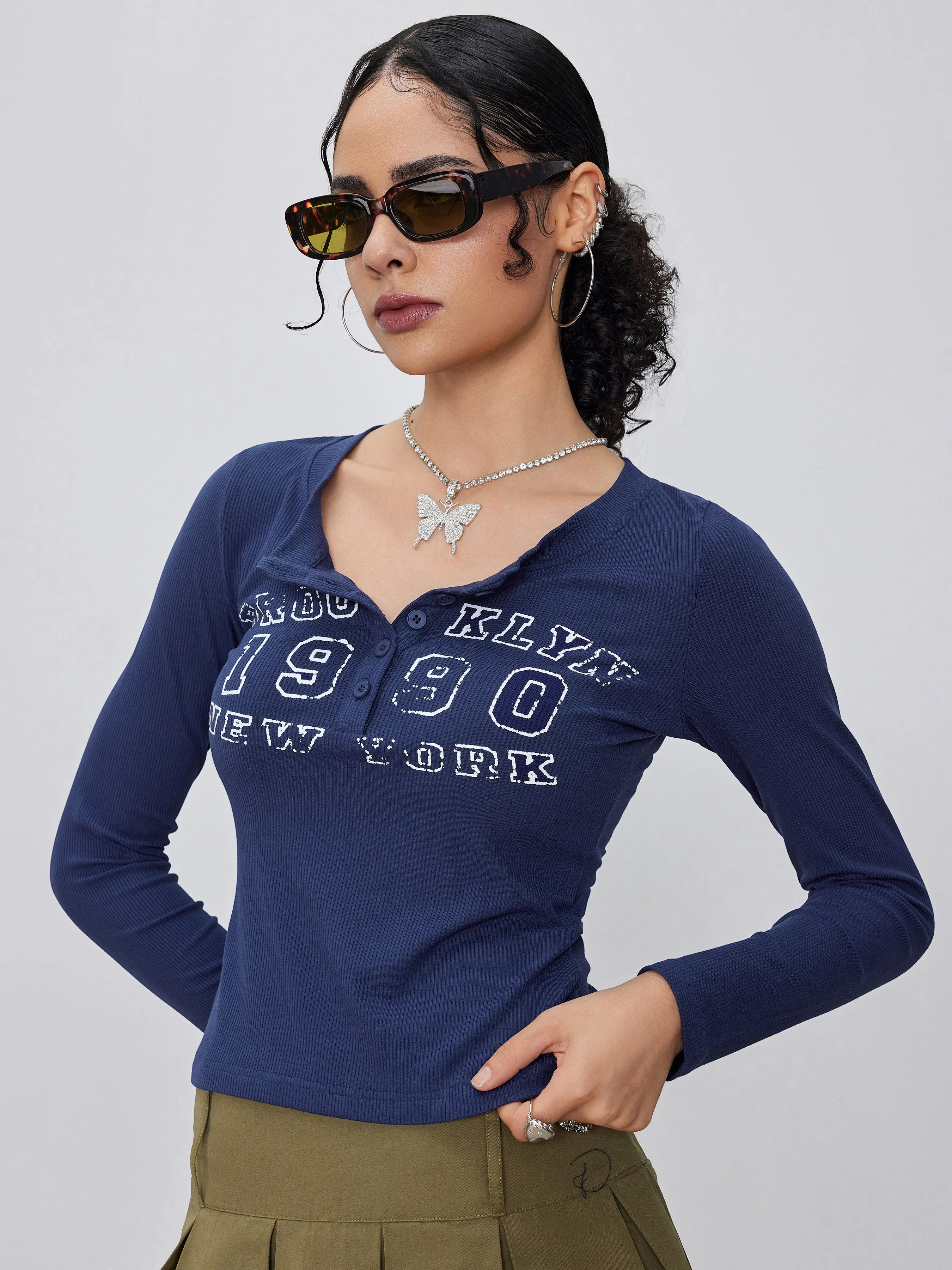  Camiseta Crop con Botón Gráfico