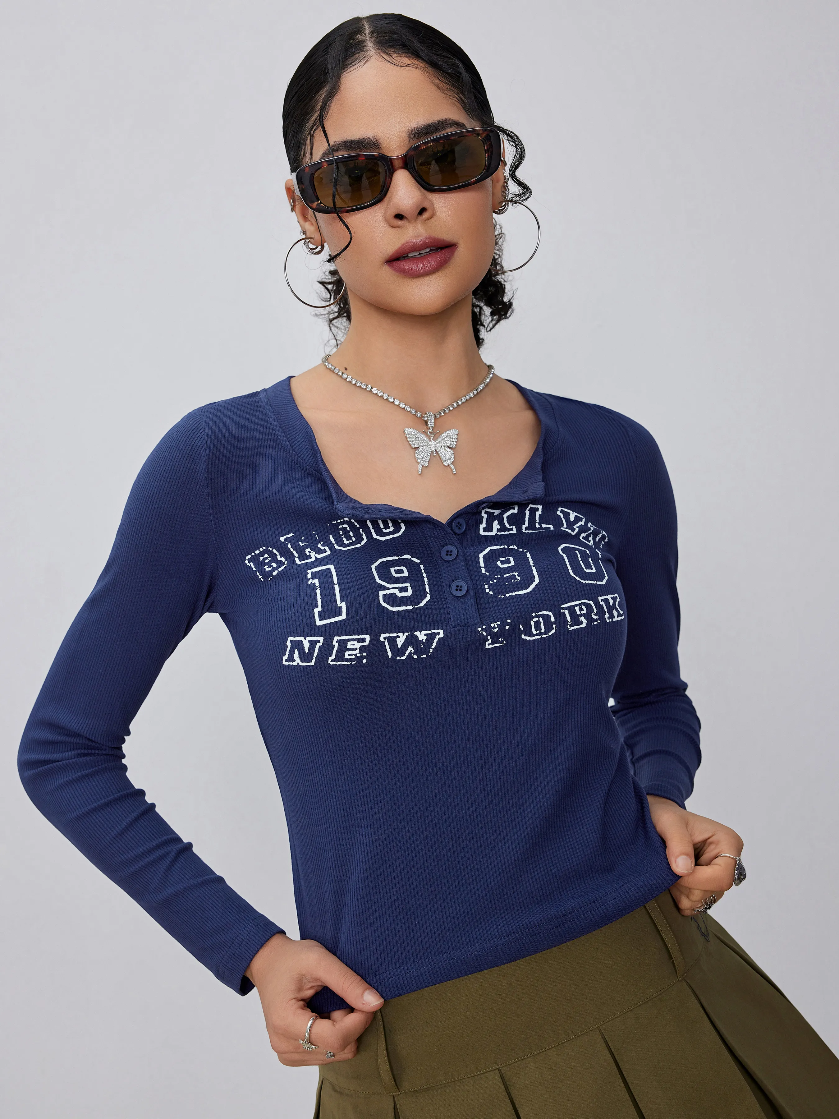  Camiseta Crop con Botón Gráfico