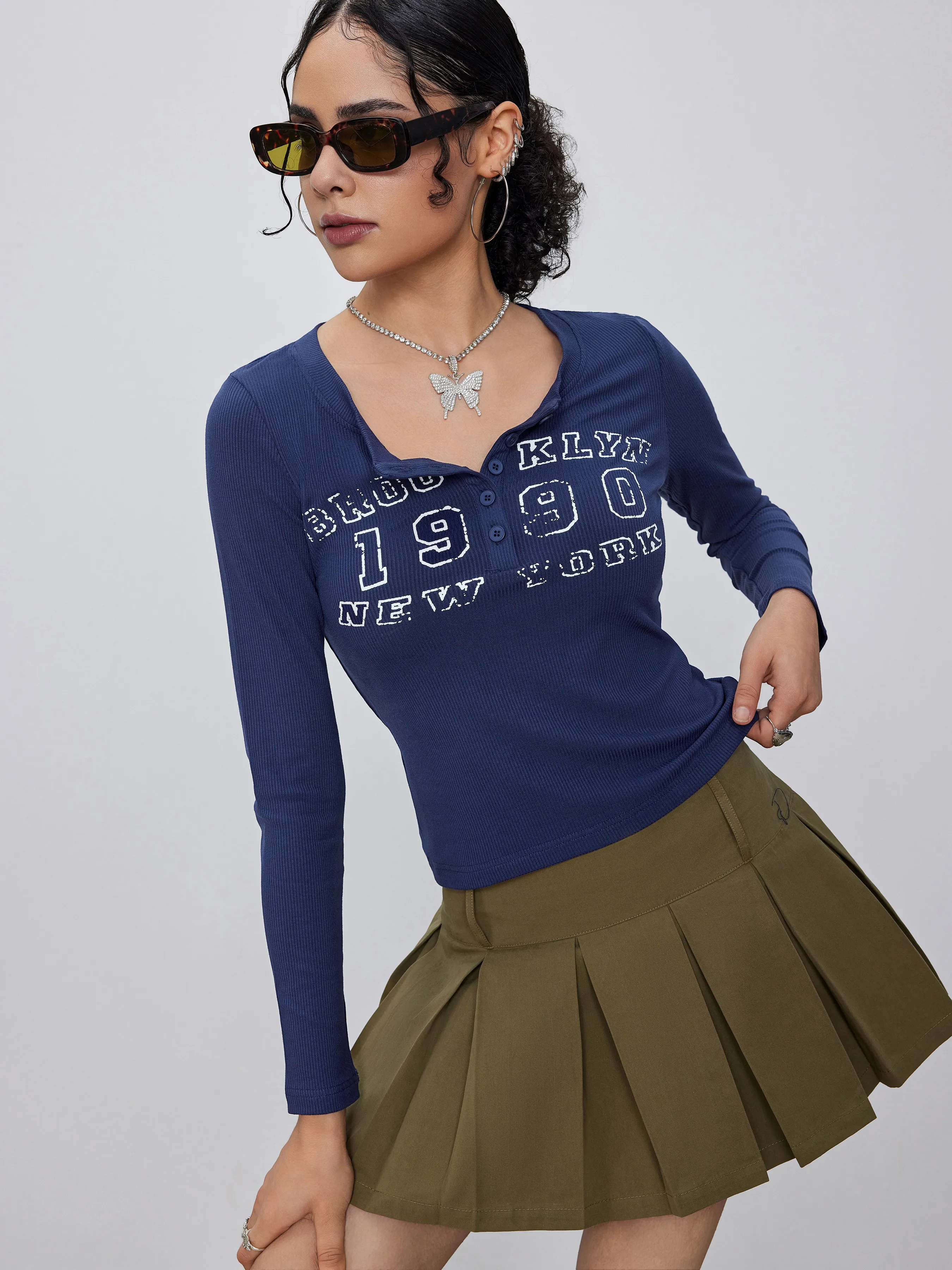  Camiseta Crop con Botón Gráfico
