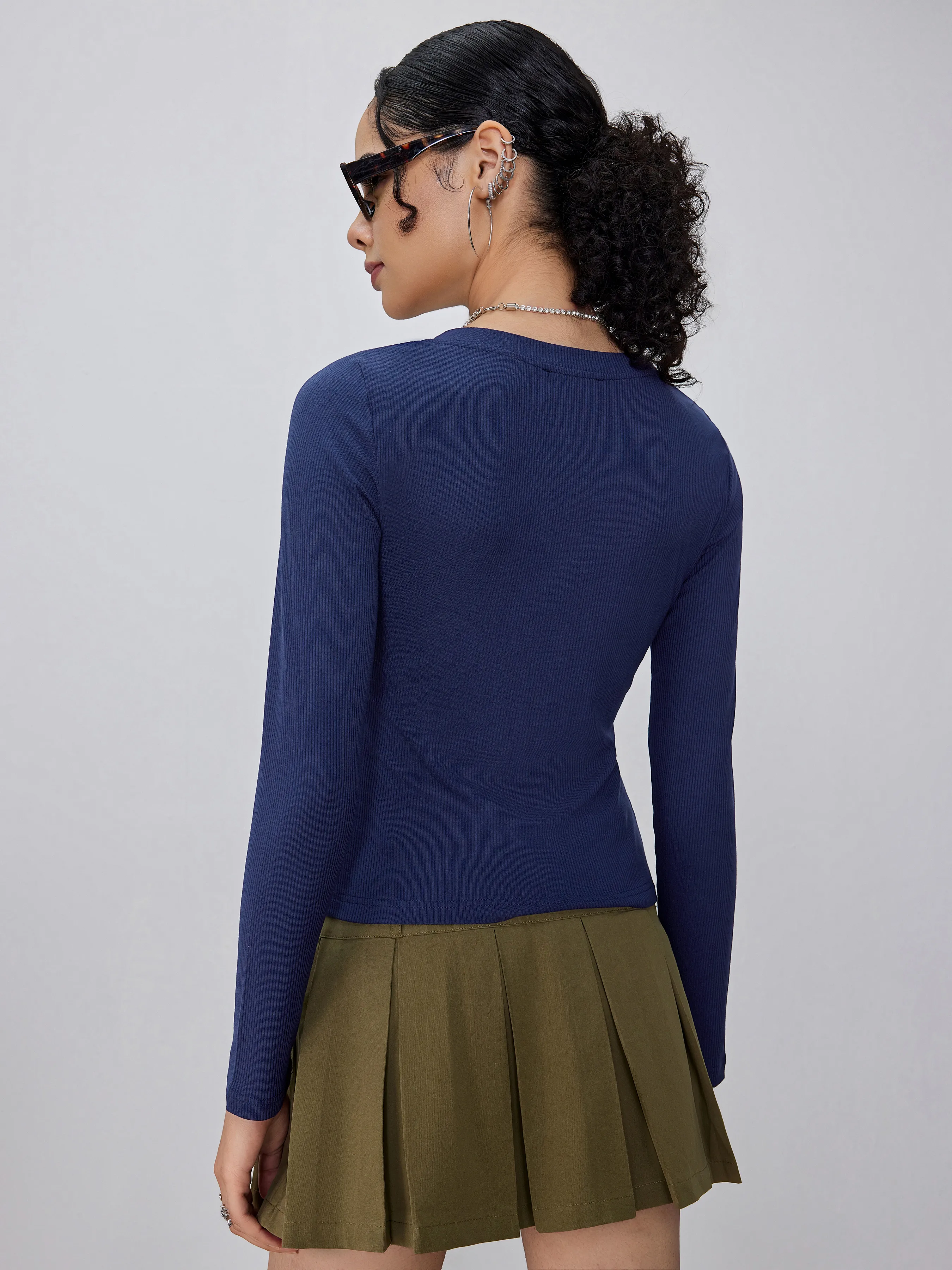  Camiseta Crop con Botón Gráfico