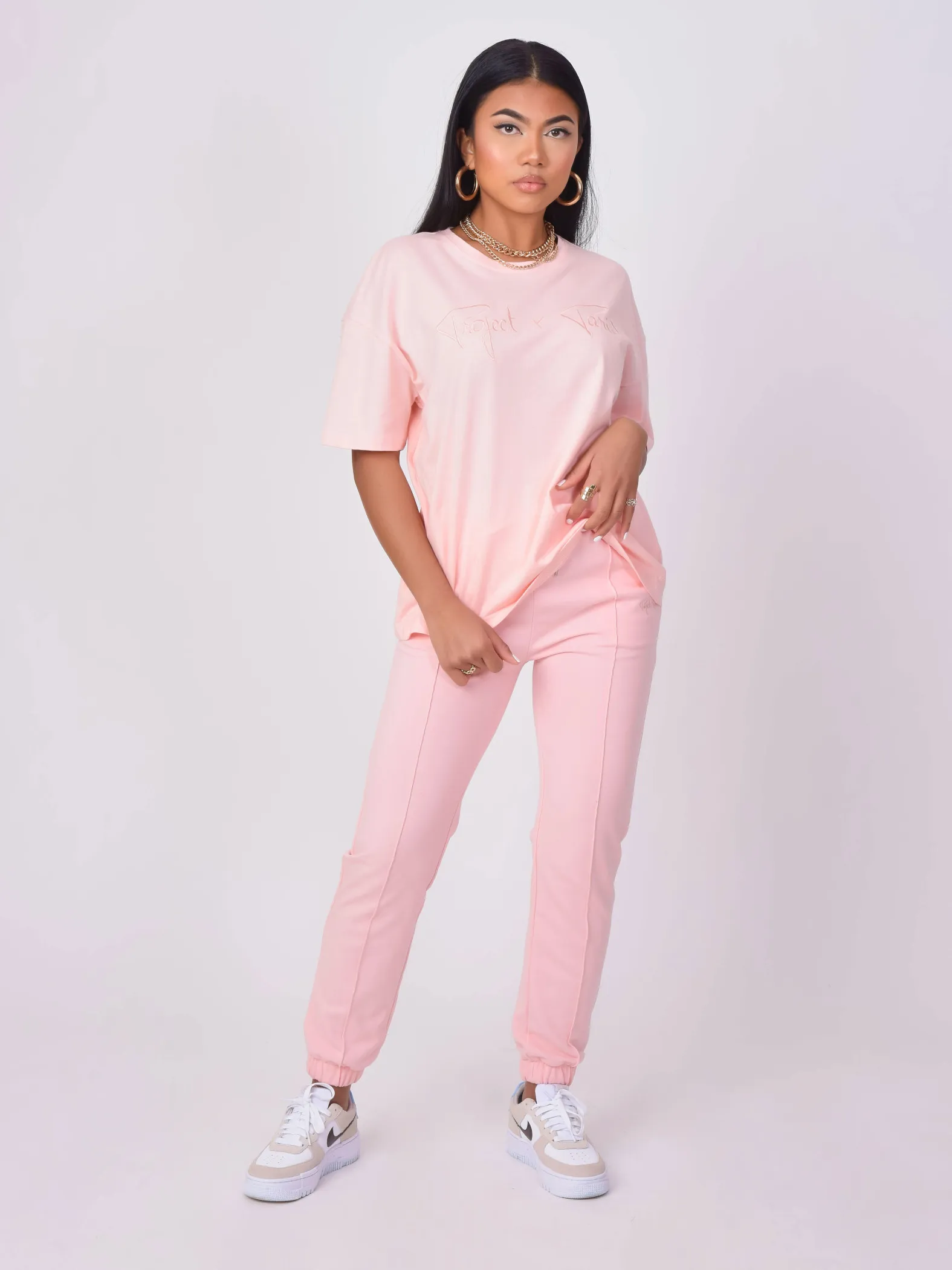 Camiseta holgada básica con logotipo