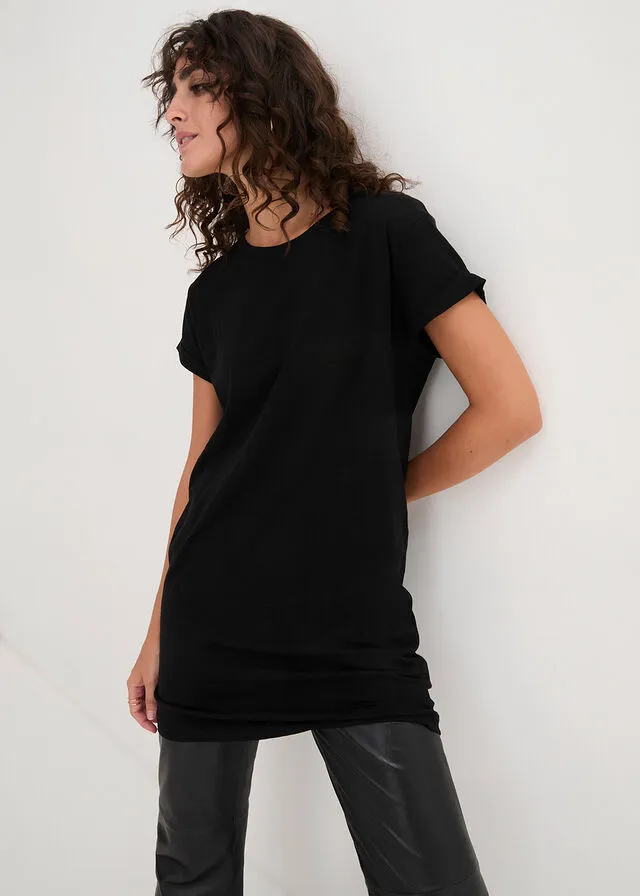 Camiseta larga estilo boxy de manga corta Negro