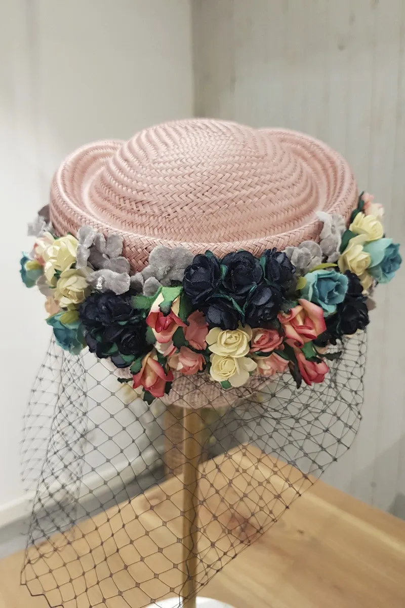 Casquete rosa con flores multicolor