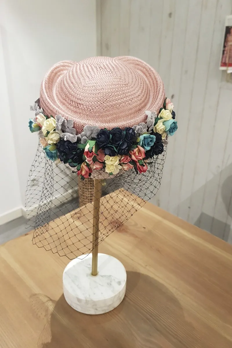 Casquete rosa con flores multicolor