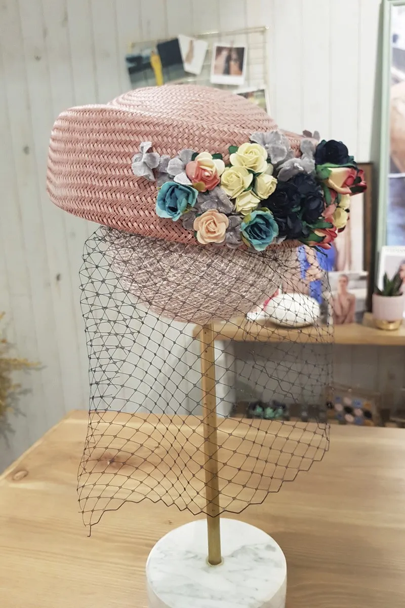 Casquete rosa con flores multicolor