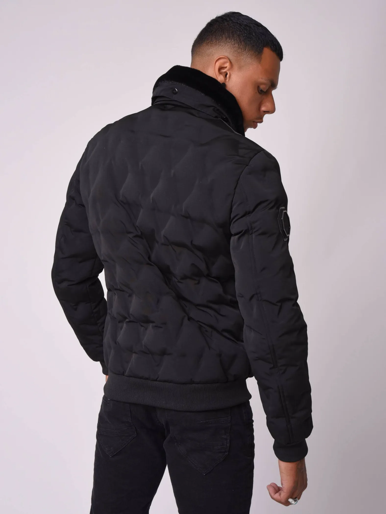 Chaqueta acolchada con cuello de piel