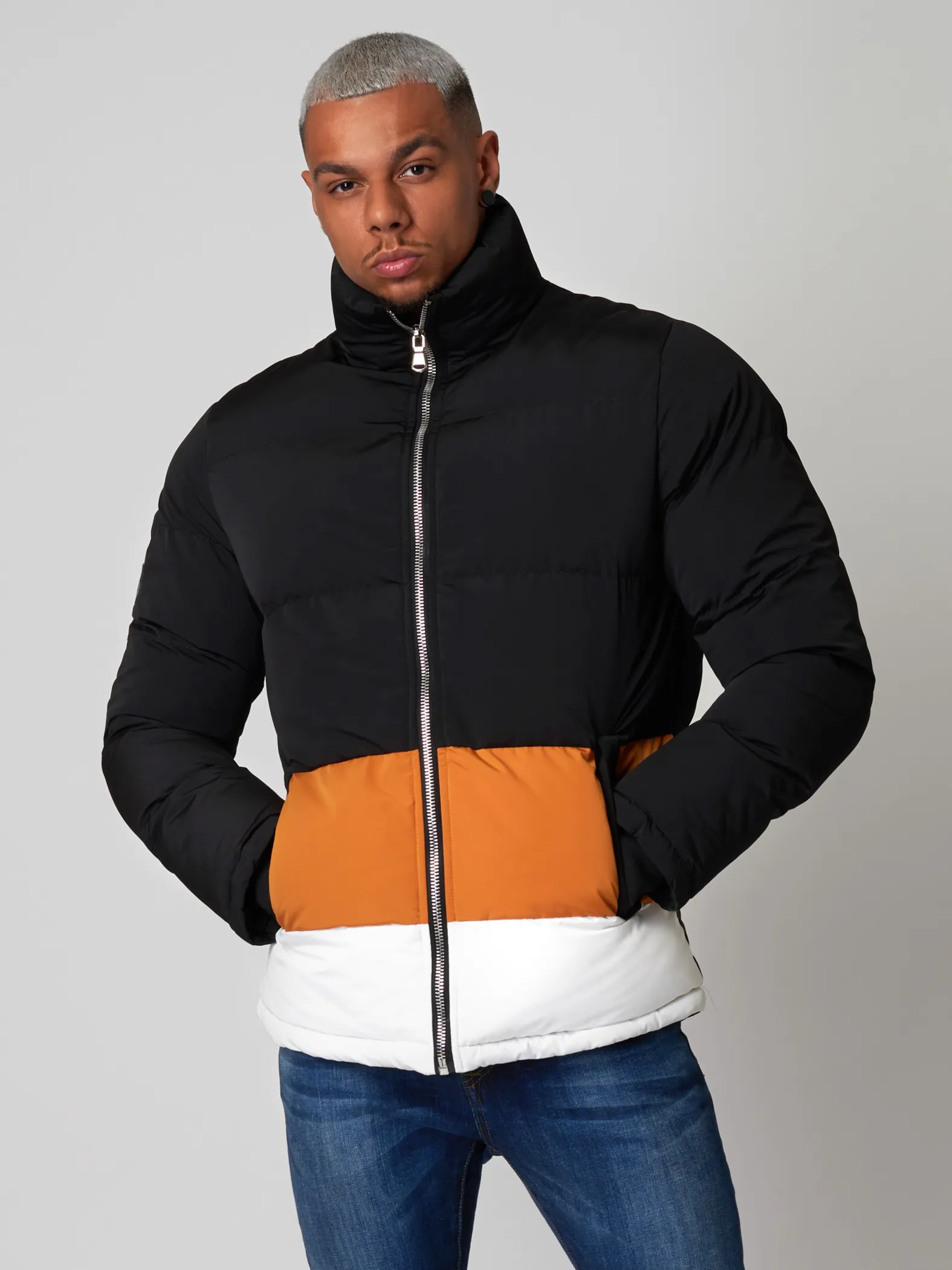 Chaqueta corta con cuello alto