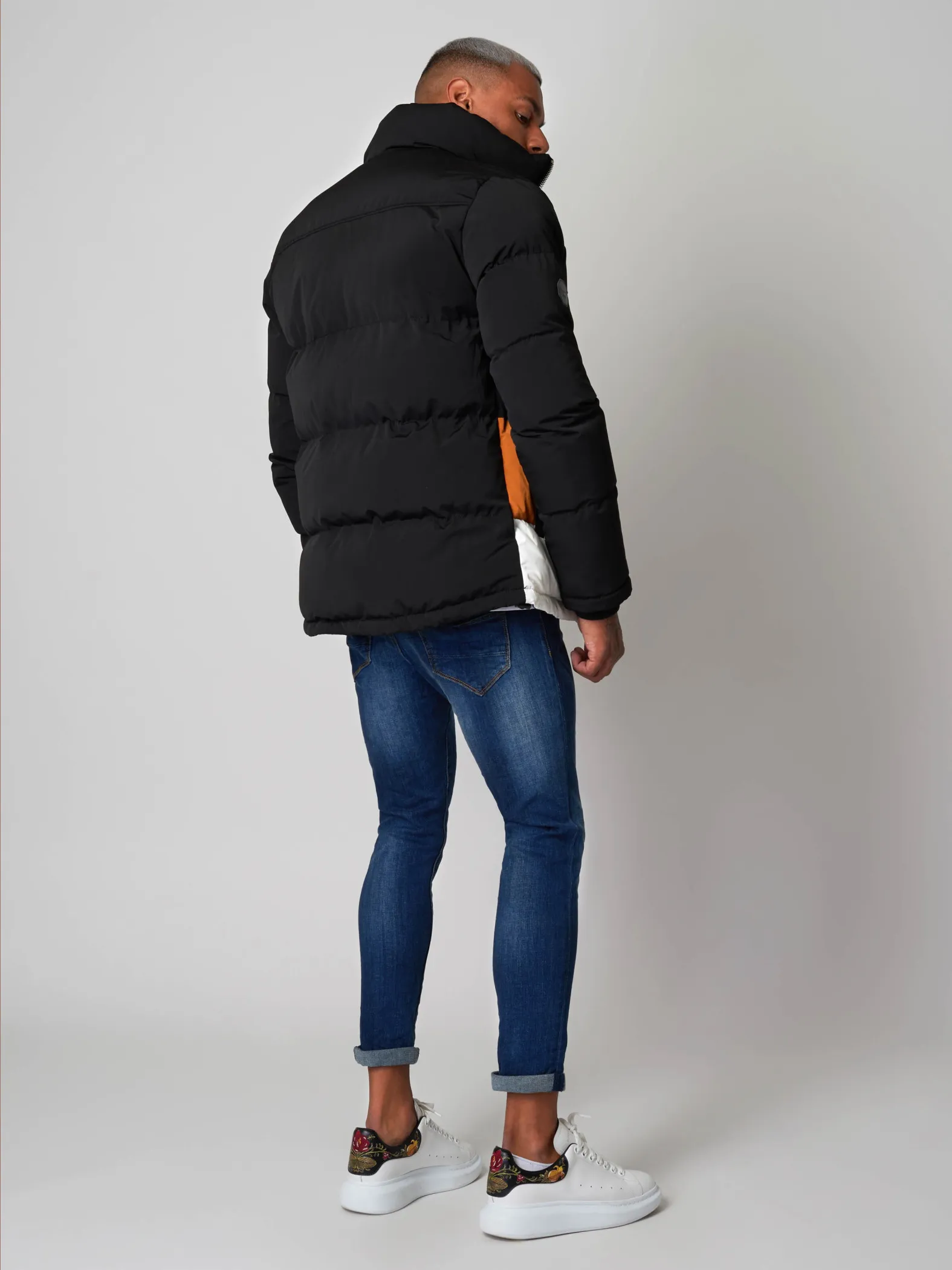 Chaqueta corta con cuello alto