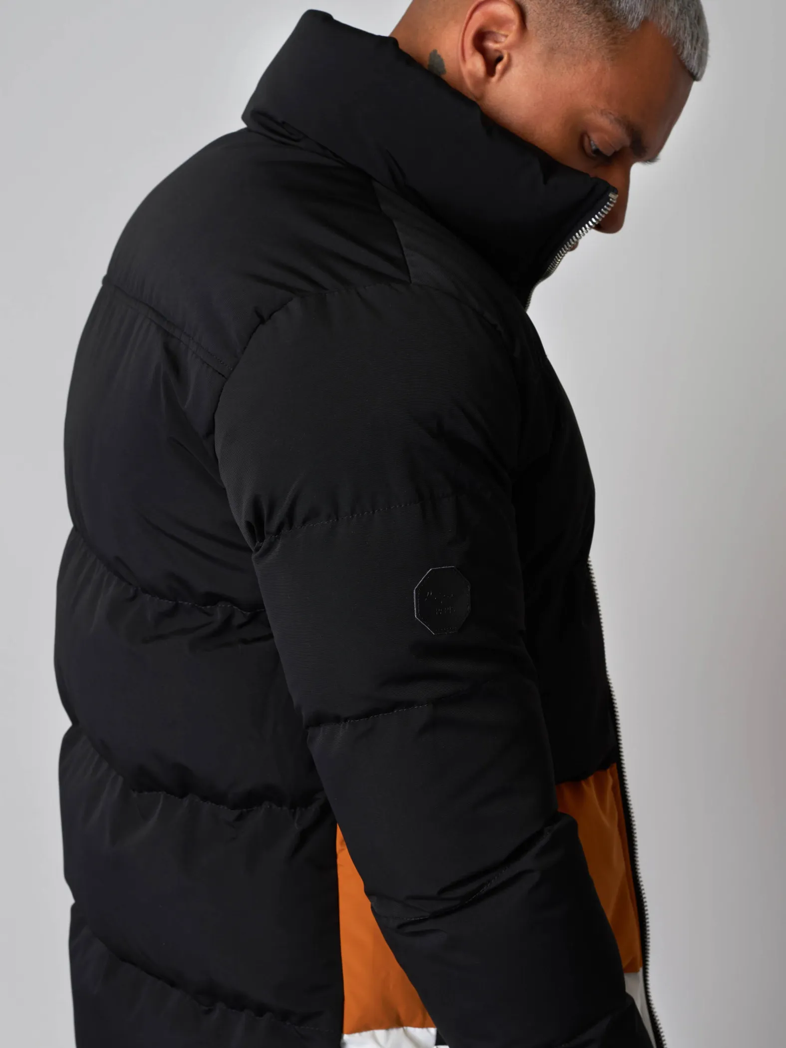 Chaqueta corta con cuello alto