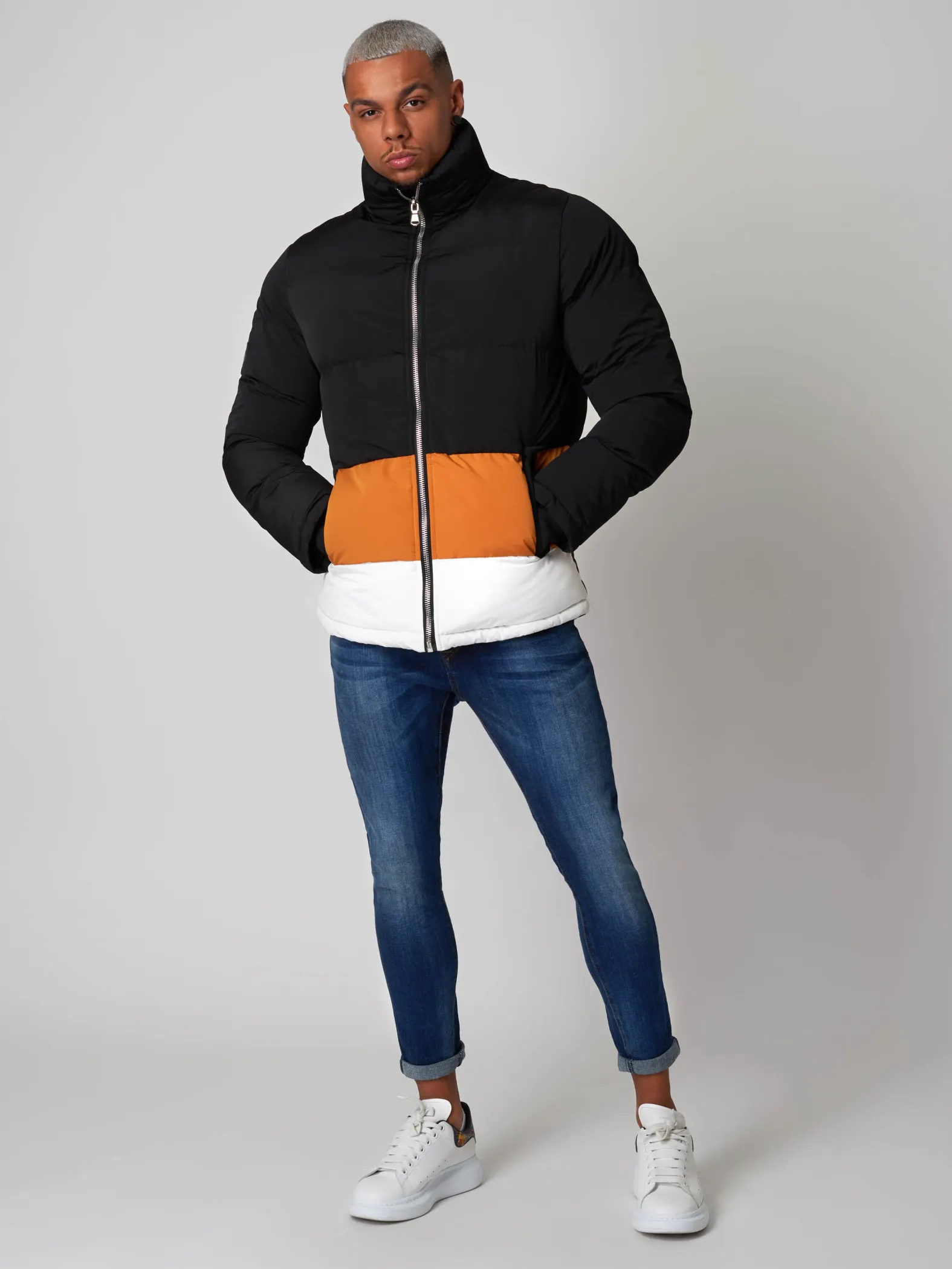 Chaqueta corta con cuello alto